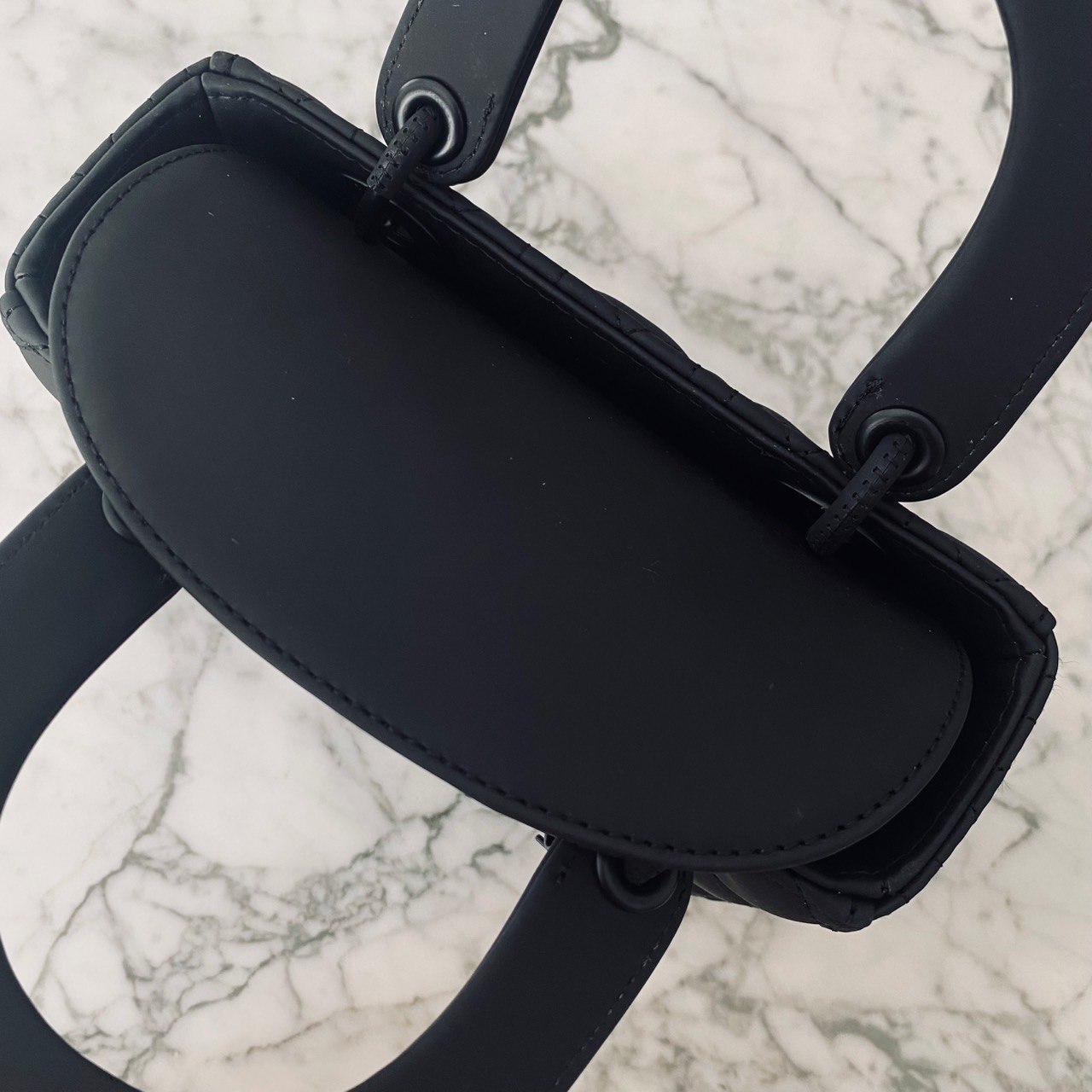 DIOR Small Lady My ABCDior bag Black Cannage Ultra-matte กระเป๋าสะพายดีไซน์เรียบหรู ทรงกล่องคลาสสิค โดดเด่นด้วยพวงกุญแจอะไหล่สีเดียวกับตัวกระเป๋า สีดำผิวแมทท์สุดคลาสสิก ลายเส้นซ้อนทับสวยงาม