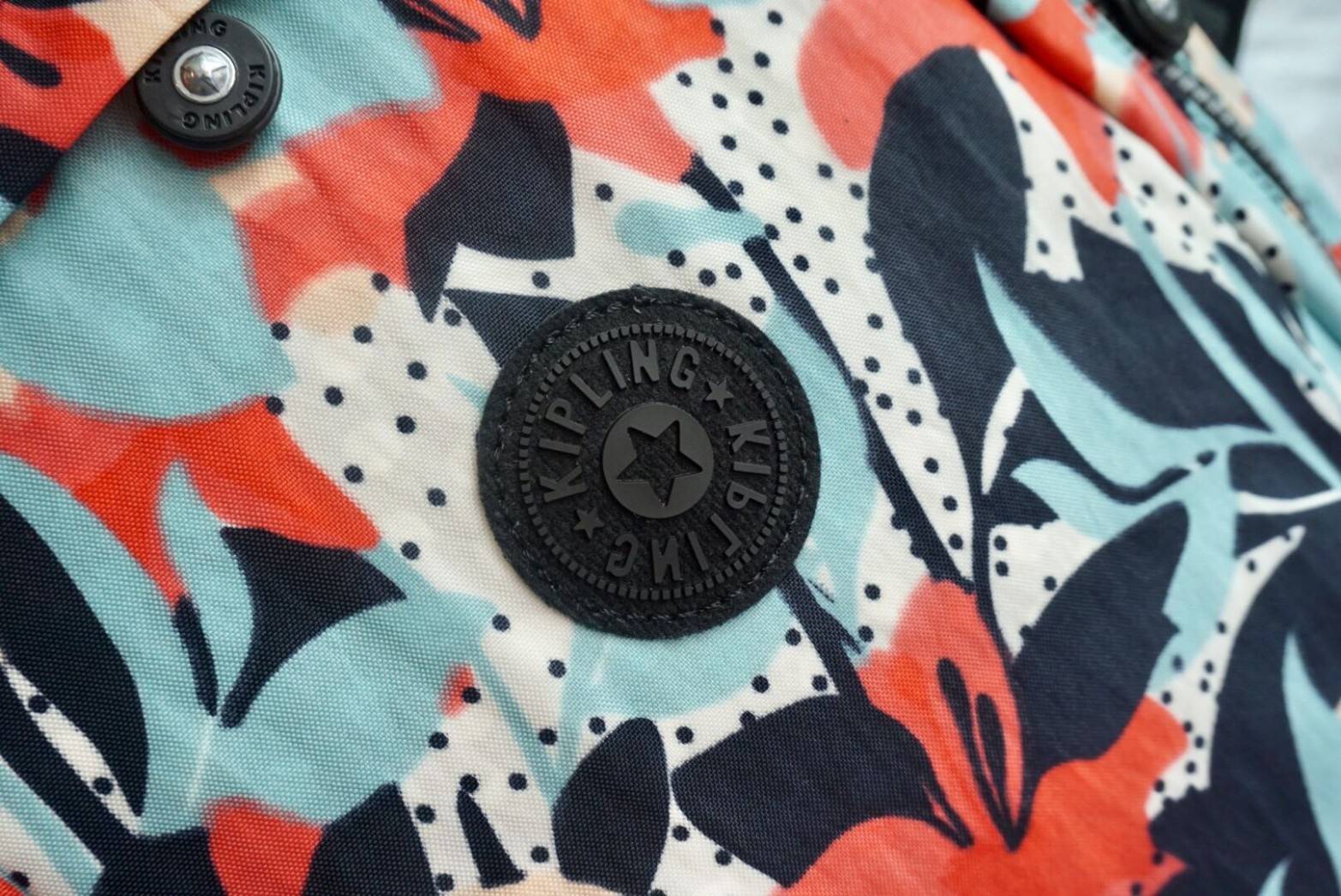 KIPLING BACKPACK K502 กระเป๋าเป้สะพายใบใหญ่ จุของได้เยอะมากๆ วัสดุ nylon + polyestor% กันน้ำ ด้านหน้ามี ช่องใส่ของจุกจิก ช่องซ้ายขวา ช่องหลักเปิดปิดด้วยซิป ภายในแบ่งเป็นสัดส่วย มีช่องแยกใส่ Laptop ใบขี้ขะได้เยอะ จะใช้ไปเรียน ไปนิมหรือท่องเที่ยวก็ตอยโจทย์ค