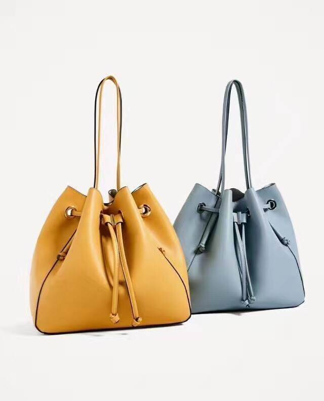 Zara bucket bag crossbody ใหม่ล่าสุดจากแบรนด์ Zara กระเป๋าสะพายทรง bucket สีสด หนังนุ่มมากกกก เนื้อดี สามารถสะพายได้ 2 แบบค่ะ แบบแรก shoulder bag ขนาดพอดีไหล่ และแบบที่สอง กระเป๋าสายยาวสามารถสะพายไหล่หรือ cross body ก็ได้ มีสายสะพายยาวมาให้สามารถถอดออกได้