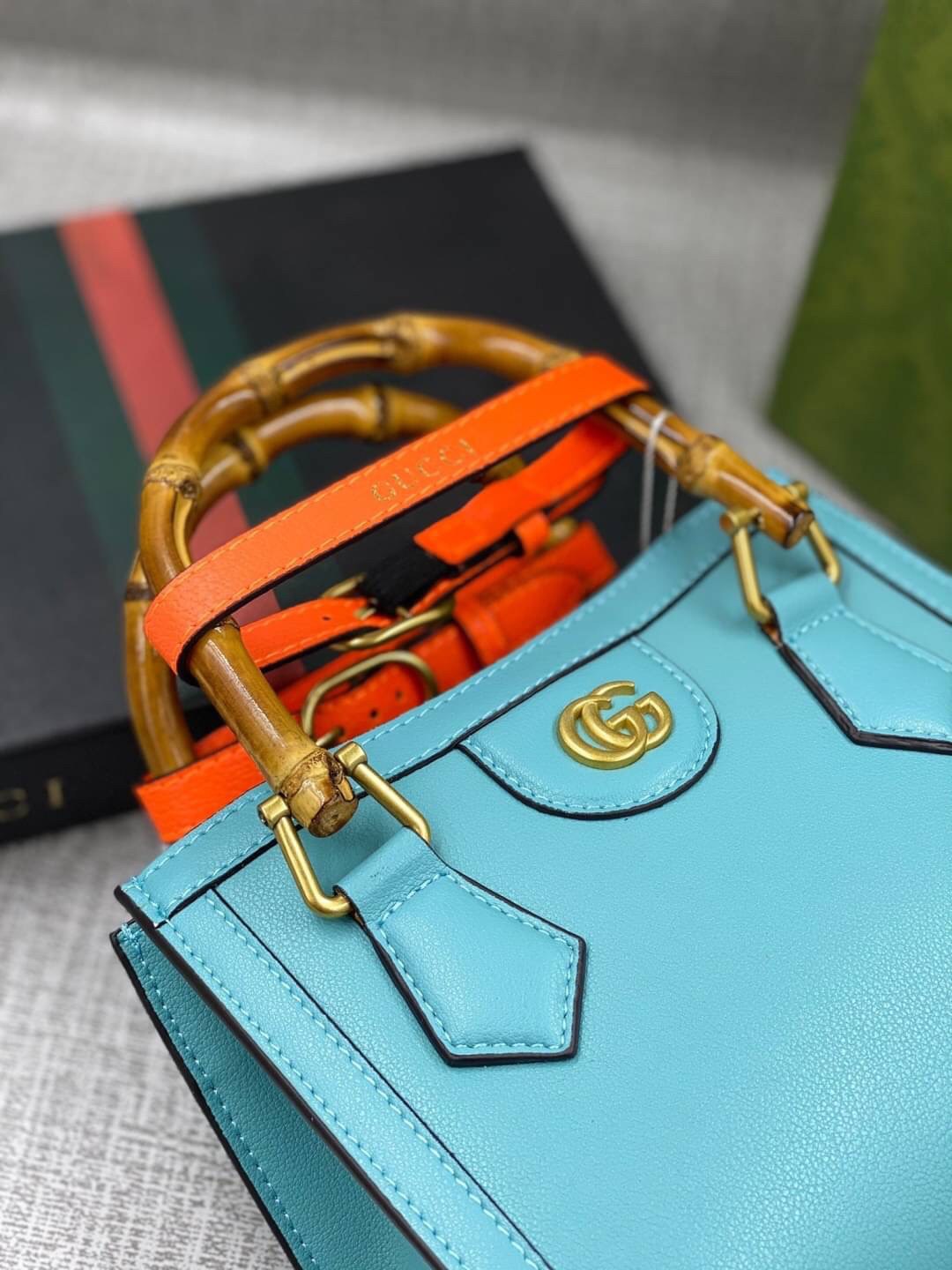 VIP GIFT 】หนังแท้ GUCCI Diana mini tote bag กระเป๋างานหูไม้ไผ่สุดคลาสสิก ดีไซน์มาใหม่พร้อมเข็ดขัดหนังสีสะท้อนแสงประดับตรงหูกระเป๋า ขนาดมินิกำลังน่ารักเลยค่ะ วัสดุหนังแท้ อะไหล่ทอง งานสวยตั้งอยู่ทรง มีสายสะพายยาว 1เส้น สามารถปรับระดับได้-ถอดได้ งานเก๋ไก๋ที