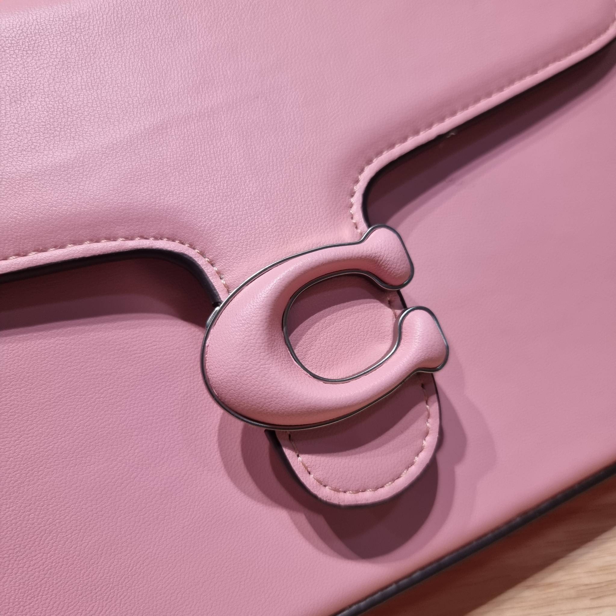 COACH CH798 TABBY BOX BAG IN SIGNATURE CANVAS ดีไซน์ใหม่ปี 2023 กับกระเป๋าสะพายมัลติฟังก์ชั่น ครบครัน ใช้งานได้หลากหลาย สวยคมชัด คลาสสิคใช้ได้ทุกลุค