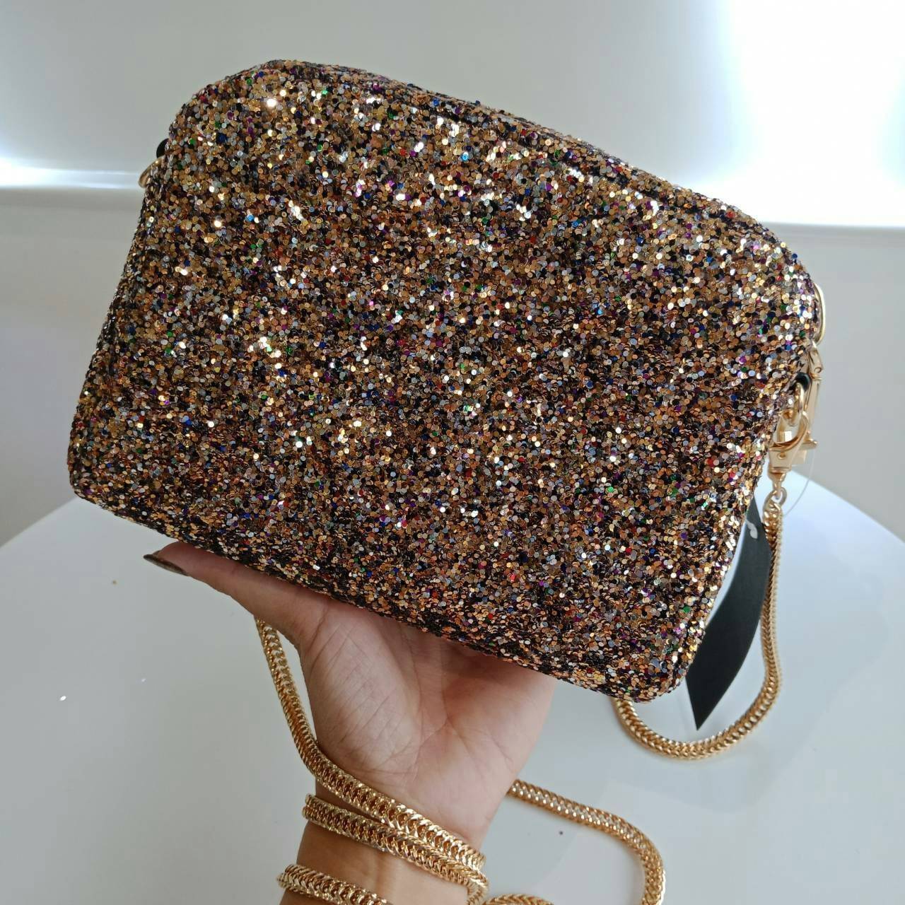 Island glitter crossbody bag กระเป๋าทรงสวย ดีไซน์หรูเว่อวัง จากแบรนด์ดัง River Island โดดเด่นด้วยการประดับเลื่อม กลิตเตอร์ทั้งใบ ซิปใหญ่จุใจ ด้านในใส่โทรศัพท์ได้ทุกรุ่น + กปต.สั้นก็ได้ จะสะพายออกงานหรือถอดสายถือคลัช ในราคานี้ คุ้มค่าราคาที่สุดค่ะ