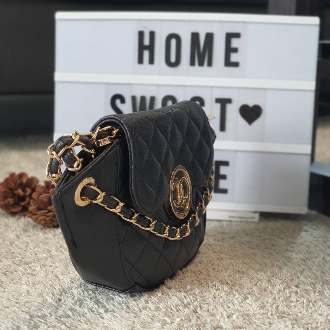 รุ่นใหม่ล่าสุดจากแบรนด์ดัง CHANEL CAVIER CROSSBODY BAG งาน VIP GIFTจากเคาเตอร์้แบรนด์ดังระดับโลก ทรงปีกนางฟ้าน่ารัก ขนาดกำลังดี หนังคาเวียร์เต็มใบ อะไหล่ทอง เปิดปิดด้วยกระดุมแม่เหล็กและช่องซิปซ้อนอีกชั่น ด้านในใส่ของจุกจิก กระเป๋าสตางค์แบบสั้นและโทรศัพท์ไ