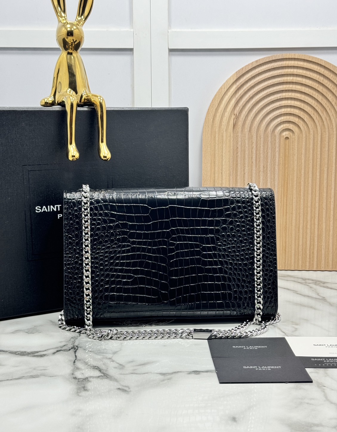 ORI หนังแท้ | 24cm Ysl Kate Croc Tassel Bag / YSL Woc Bag กระเป๋าสะพายทรง woc เรียบหรูดูแพงที่แท้จริง งานหนังลายจรเข้เต็มใบโดดเด่นด้วยโลโก้แบรนด์สุดหรู พร้อมพู่ห้อย รุ่นฮิตลอดกาลดูดีมีระดับ