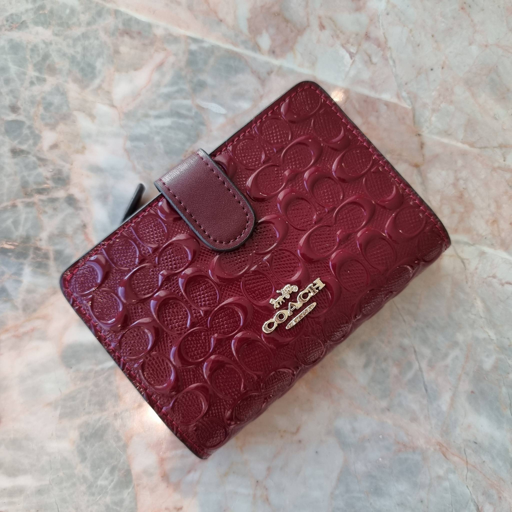 OUTLET 】COACH F25937 MEDIUM CORNER ZIP WALLET กระเป๋าสตางค์ใบกลาง 🔥 รุ่นหนังแก้วสุดฮอต!! สวยหรู ขนาดกำลังเหมาะมือ ดูดีดูแพงทุกสี มีช่องใส่บัตรและธนบัตรครบ และมีช่องแยกสำหรับใส่เหรียญ มาให้ครบเซ็ท พร้อมเสิร์ฟความสวยให้ถึงบ้านไปเลยจ้า