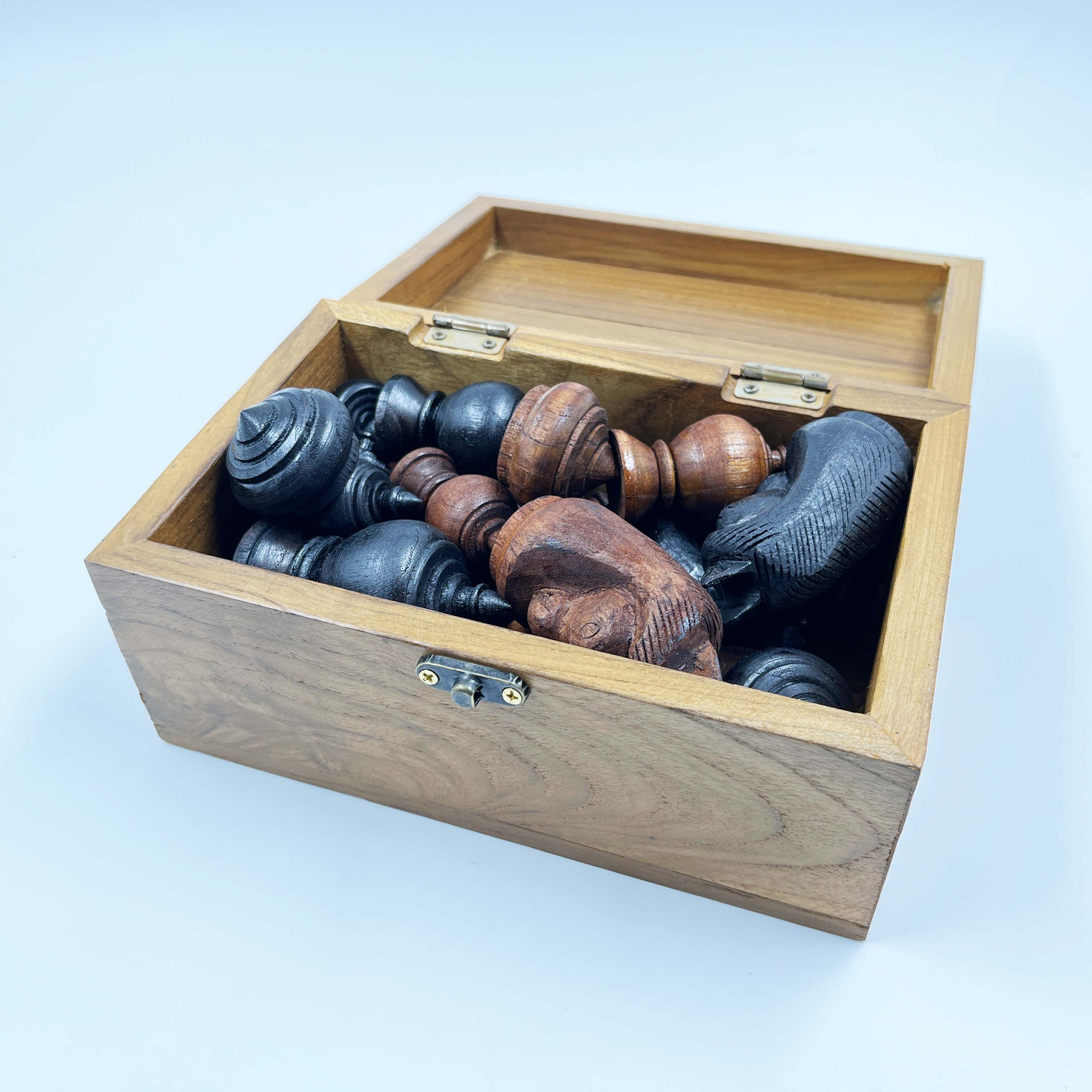 ชุดหมากรุกไทยตัวหมากรุกไทยไม้ชุดสหัสเดชะพร้อมกล่อง