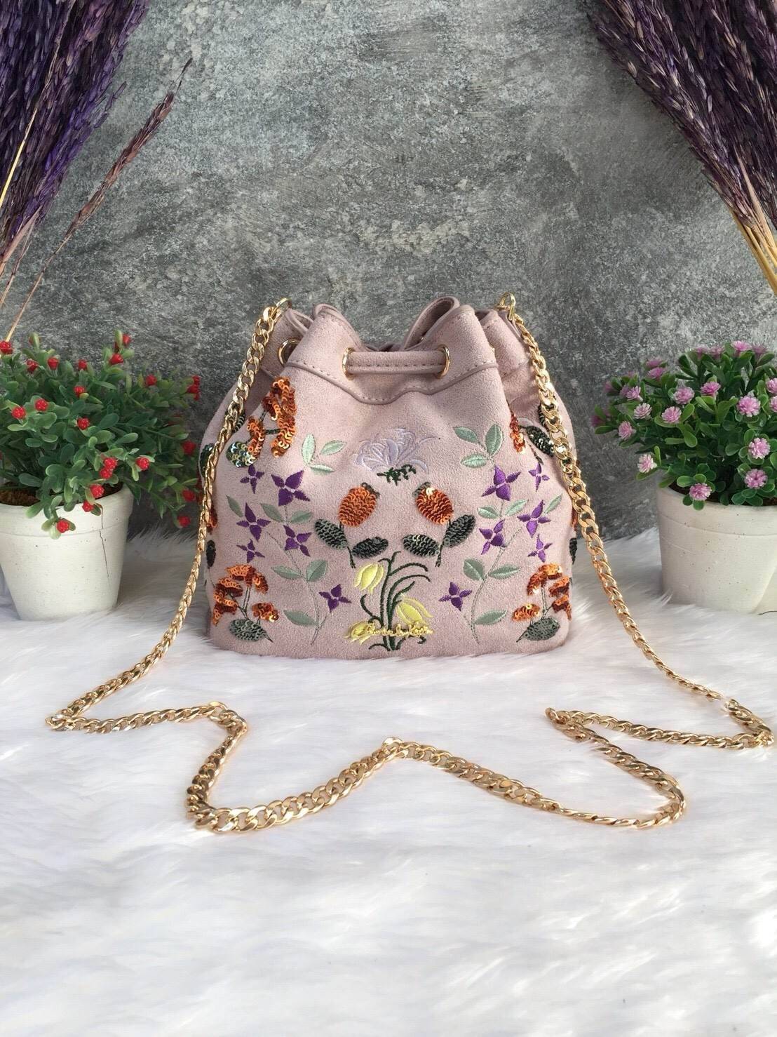 New! 2018 CHARLES & KEITH EMBELLISHED DRAWSTRING BAG กระเป๋าหนังสักลาด ทรงหูรูด ปักลายดอกไม้ ลายกริตเตอร์ สีสันน่ารัก อยู่ทรงแข็ง สะพายด้วยสายโซ่สีทอง ขนาดกำลังดี สะพายไปเที่ยวดูสดใส น่ารักแนะนำเลยค่ะ