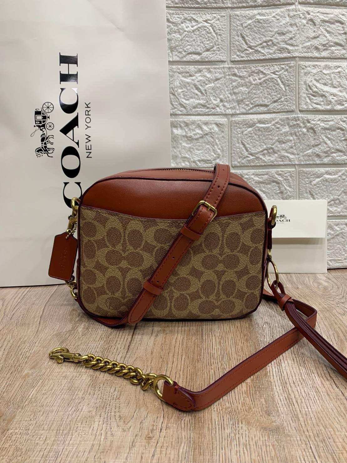 สินค้าขายดี พร้อมสีใหม่ 3สี ในไทยยังไม่มีค่ะ !! COACH SIGNATURE CROSSBODY BOX BAG ((F31208)) กระเป๋าสะพายวัสดุหนังแท้ จาก coach factory outlet หนังนิ่ม ทรงสวย ตัวกระเป๋าลายแบรนด์ ตัดขอบหนังเรียบได้สวยงามค่ะ ด้านหน้า-หลัง มีช่องสำหรับใส่ของ เปิดปิดกระเป๋าแ