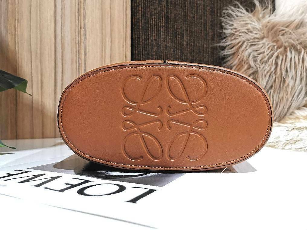 พร้อมส่งความสวย! Super Rare! ห้ามพลาด! LOEWE HOBO LEATHER SHOULDER BAG VIP GIFT WITH PURCHASE (GWP) กระเป๋าหนังแท้พรีเมี่ยมกิ๊ฟ Limited Edition จาก LOEWE PERFUME DUTYFREE รุ่น Rare items วัสดุหนังแท้ Lambskin หนังนิ่มสวยดีไซน์หรูด้านหน้าฉลุโลโก้ Loewe Ana