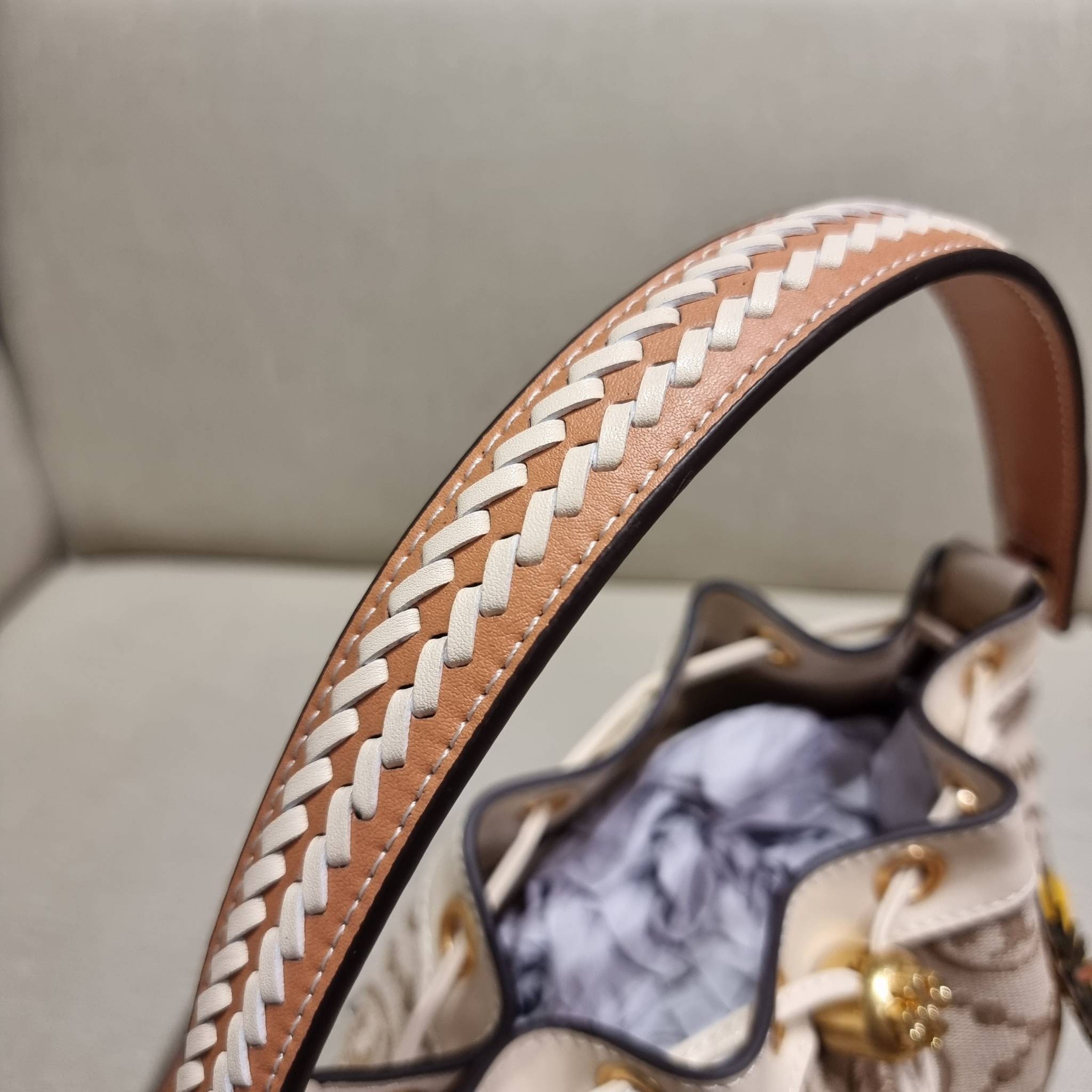 TORY BURCH T MONOGRAM FLORAL BUCKET BAG คอลเลคชั่นใหม่ พร้อมเสิร์ฟความสวยให้ถึงบ้าน!! กระเป๋าบัคเก็ตทรงยอดนิยม ดีไซน์ใหม่ล่าสุด สไตล์งานคราฟ มีลูกเล่นประดับดอกไม้กับตัวกระเป๋า และตัวรูดสาย วัสดุผ้า jacquard ตัดสลับหนังแท้ หูจับและขอบกระเป๋าตกแต่งลายสานสวย