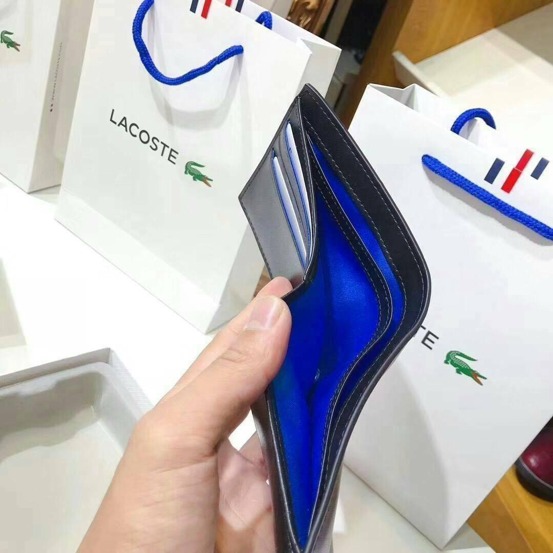 LACOSTE MEN'S Black Wallet And Key Ring Set ในเซตประกอบด้วยกระเป๋าสตางค์แบบพับ2ตอนสำหรับผู้ชาย มีช่องใส่บัตร ใส่ธนบัตรและช่องใส่เหรียญแยกเป็นสัดส่วน มาพร้อมพวงกุญแจโลหะจระเข้สัญลักษณ์แบรนด์ น่าใช้มากๆนะคะ