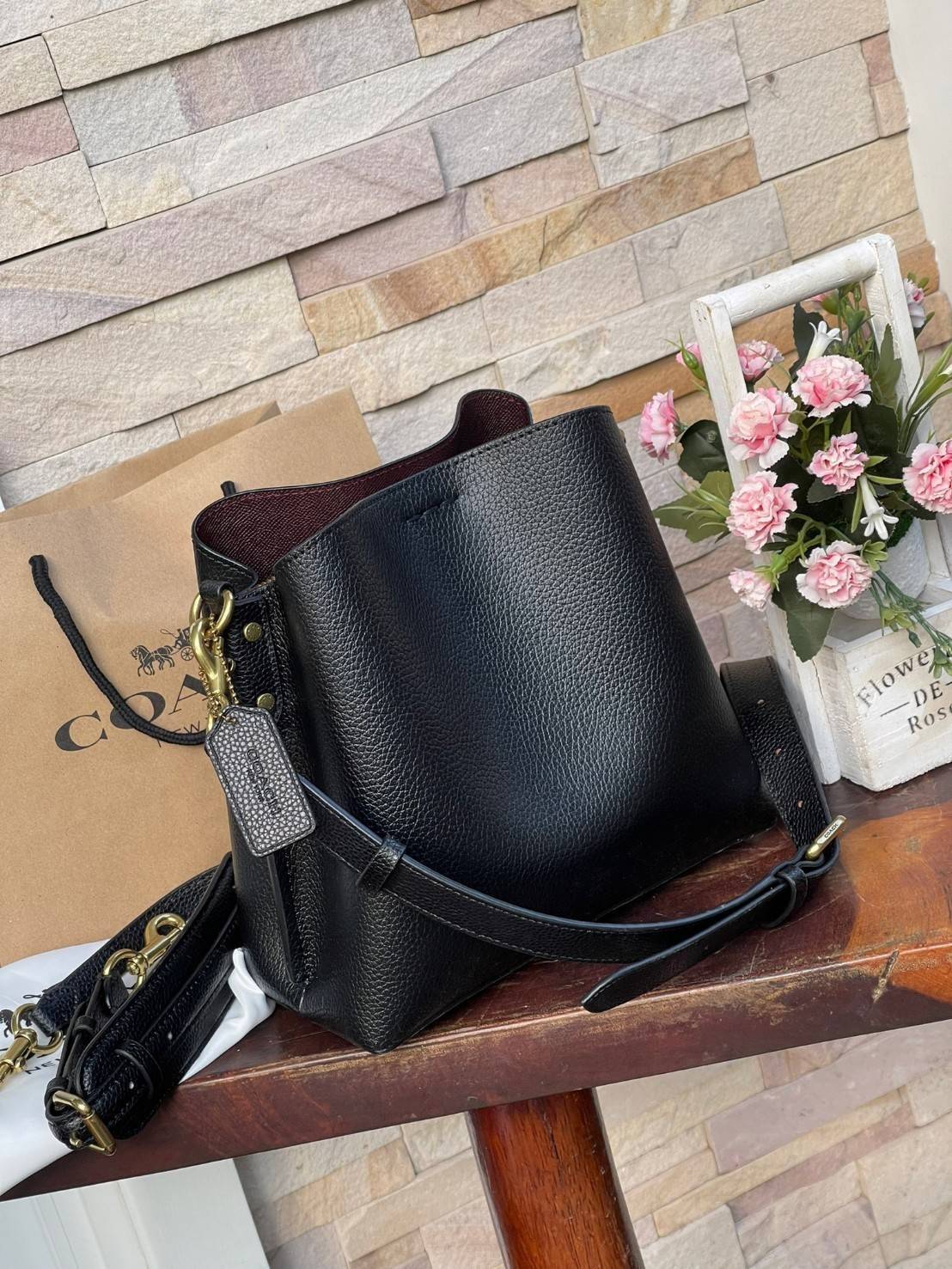 Coach Willow Bucket Bag In Colorblock รุ่นใหม่สุดปัง เป็นกระเป๋าสไตล์ใช้ได้ทุกวัน จุของได้เยอะและน้ำหนักเบา ไซส์กลางใช้หนังลายกรวด มีช่องใส่ของ 2 ช่องและมี 1 ช่องซิปตรงกลางไว้สำหรับใส่ของสำคัญ เปิดปิดแบบ turnlock ถือคล้องแขนหรือสะพายไหล่หรือสะพายข