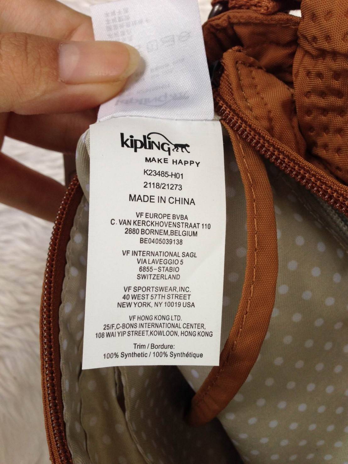 🎄KIPLING กระเป๋าสะพาย รุ่น Earthbeat S กระเป๋าสะพาย Earthbeat มีพร้อมส่งให้เลือกช้อปหลากหลายสีเลยค่ะ เพิ่มลายเก๋ๆให้ดูไม่น่าเบื่อ สามารถสะพายได้ 2 แบบ สะพายด้านข้างหรือเป็น shoulder ได้ ออกแบบขนาดกำลังดี ช่วยให้คุณจัดระเบียบสิ่งของได้อย่างลงตัว สา