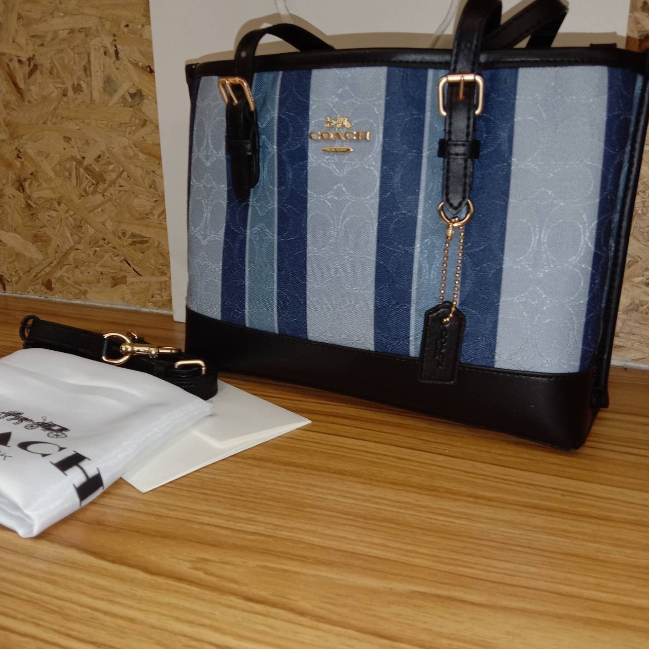 COACH Mollie Tote 25 In Signature Jacquard With Stripes พร้อมส่งที่ไทย ภาพสินค้าถ่ายจากงานขายจริง ใช้งานต่างประเทศได้