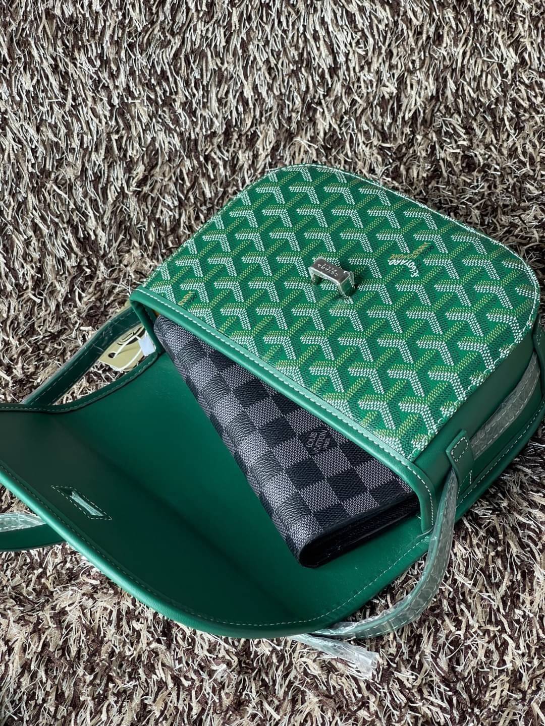 Goyard belvedere pm แบรนด์ดังจากฝรั่งเศส เรัยบหรูแต่ดูสง่า สะดุดตาด้วยลายเฉพาะตัว วัสดุที่นำมาตัดเย็บกระเป๋าเป็นวัสดุผ้าใบ