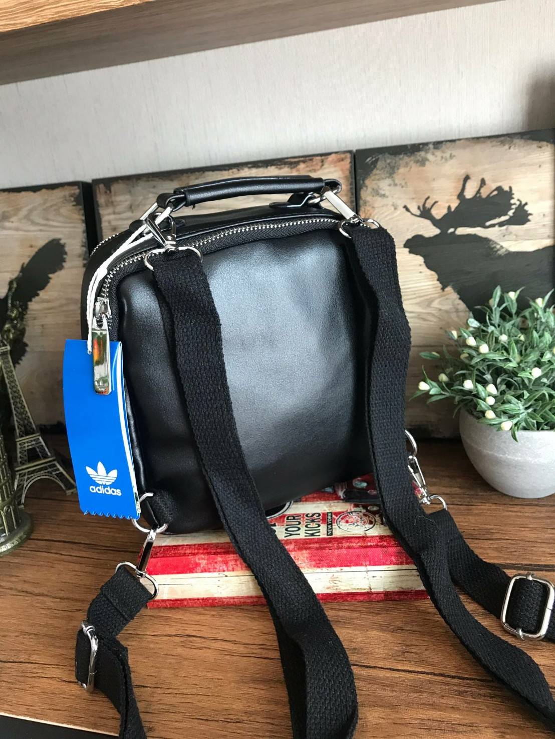 Adidas Mini Shoulder Bag and Backpack กระเป๋าแบบทรีเวย์ ที่สามารถถือเก๋ สะพายเท่ๆแบบเป้หรือสะพายข้าง มีช่องซิปเปิดได้ทั้งด้านหน้าและด้านหลัง เพื่อการใช้งานที่สะดวกสบาย วัสดุหนังpu หนังนิ่ม ถือสบายมือ มีหมุดรองฐานกันรอยสี่มุม ใบเดียวสามารถเปลี่ยนลุคช์ได้ด้