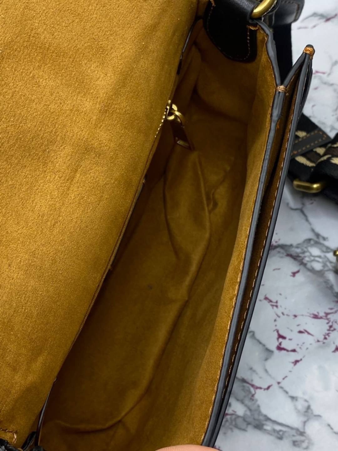 Coach Printed Coated Canvas And Glovetaanned เข้าเพิ่ม 4 แบบ มี 2สาย สายหนังและสายสปอร์ต สุดคุ้มเลยค่าา พร้อมส่งที่ไทยอีกครั้ง ฮอตฮิตไม่เลิกค่ะ ถามหากันเยอะมาก! กระเป๋าสะพายครอสบอดี้ร์ วัสดุหนังแท้ชั้นดีที่สุด! หนังสวย บวกกับอะไหล่แบรนด์ที่ดูเด่นคลาสสิคตร