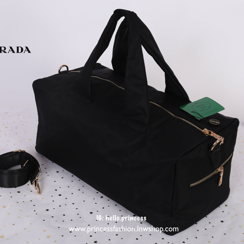Prada nylon travel bag สินค้า Premium gift 100% กระเป๋าเดินทาง ทำจากวัสดุผ้าไนล่อนคุณภาพดี น้ำหนักเบา อ่ะไหล่ทองสุดหรู ขนาดกำลังดีจุของได้เยอะมาก ด้านข้างมีช่องซิปใส่ของทั้งสองข้าง ซับในอย่างดีพิมพ์ลายแบรนด์สวยๆ มาพร้อมสาย cross body สามารถปรับได้ (ถอดได้