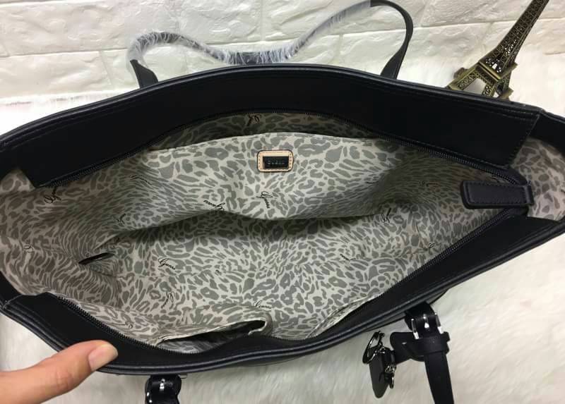 GUESS SAFFIANO SHOPPER BAG กระเป๋าสะพายทรง Tote จากแบร์น GUESS วัสดุหนัง Saffiano สวยอยู่ทรง สไตล์ PRADA ขนาดใหญ่ แต่น้ำหนักเบา ด้านหน้าปั๊มโลโก้แบรนด์ พร้อม TAG โลโก้อะไหล่ตัว G และรูปหัวใจที่หูกระเป๋า ถอดเเยกใช้ได้ เปิดปิดด้วยซิปสะดวกใช้ ภายในมีโลโก้ ช่