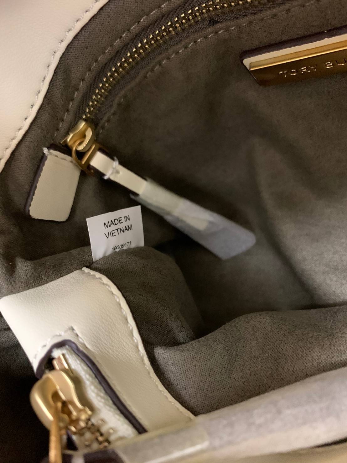 TORY BURCH KIRA QUILTED SMALL BAG พร้อมส่งที่ไทย ไม่ผิดหวังแน่นอนค่ะ! กระเป๋าหิ้วหรือสะพายข้างได้ วัสดุหนังแกะแท้ทั้งใบ ((หนังแกะจะมีคุณภาพดีเงานิ่มและแพงกว่าหนังวัวจ้า)) หนังนิ่มสวยงามมากๆค่ะ เปิดปิดกระเป๋าแบบหมุนล็อคแบบโลโก้แบรนด์ ใช้อะไหล่คลาสสิคดูหรูเ