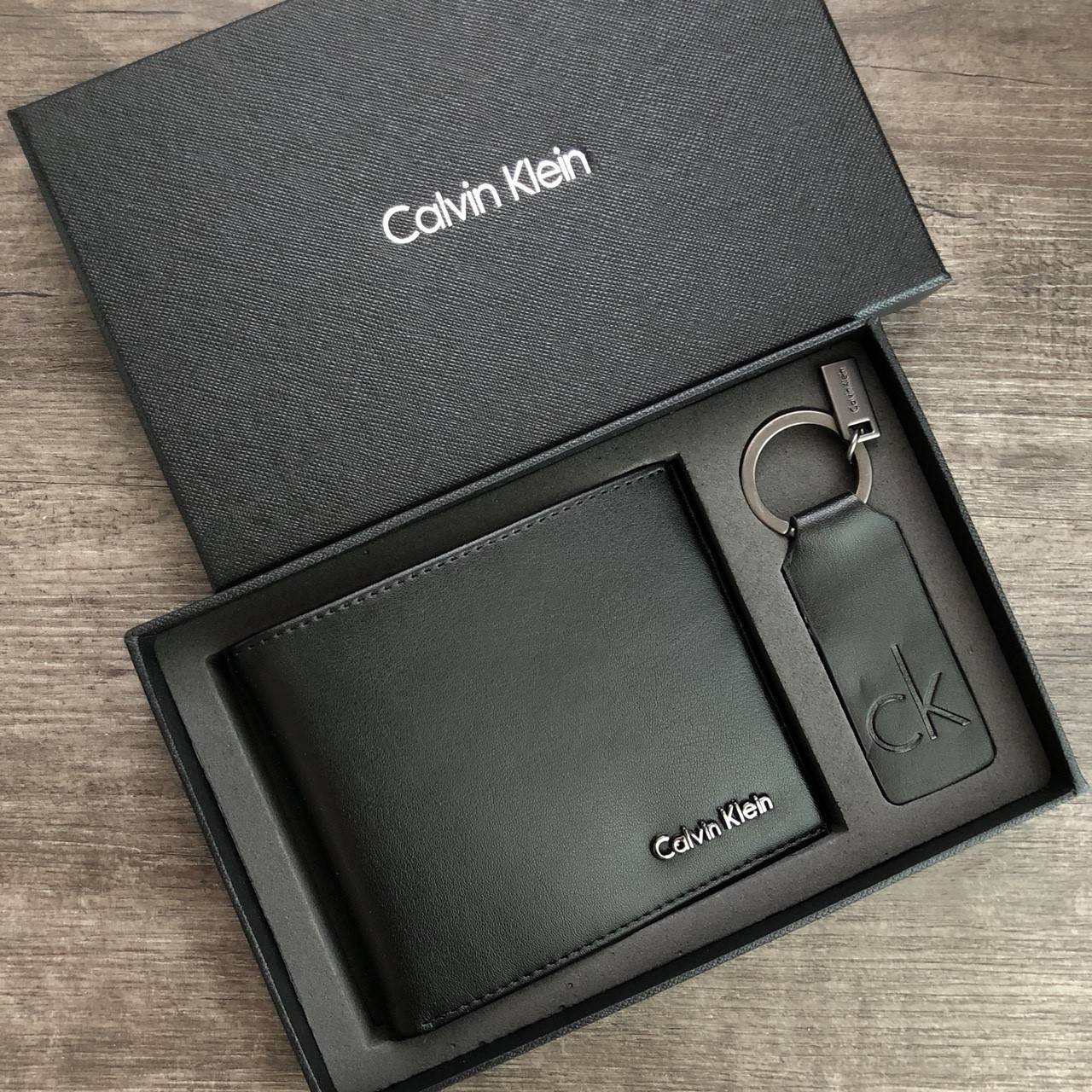 Calvin Klein Short Wallet with Key Set กระเป๋าสตางค์ใบสั้น Set สุดคุ้ม จะมอบให้เป็นของขวัญหรือใช้เองก็แนะนำค่ะ