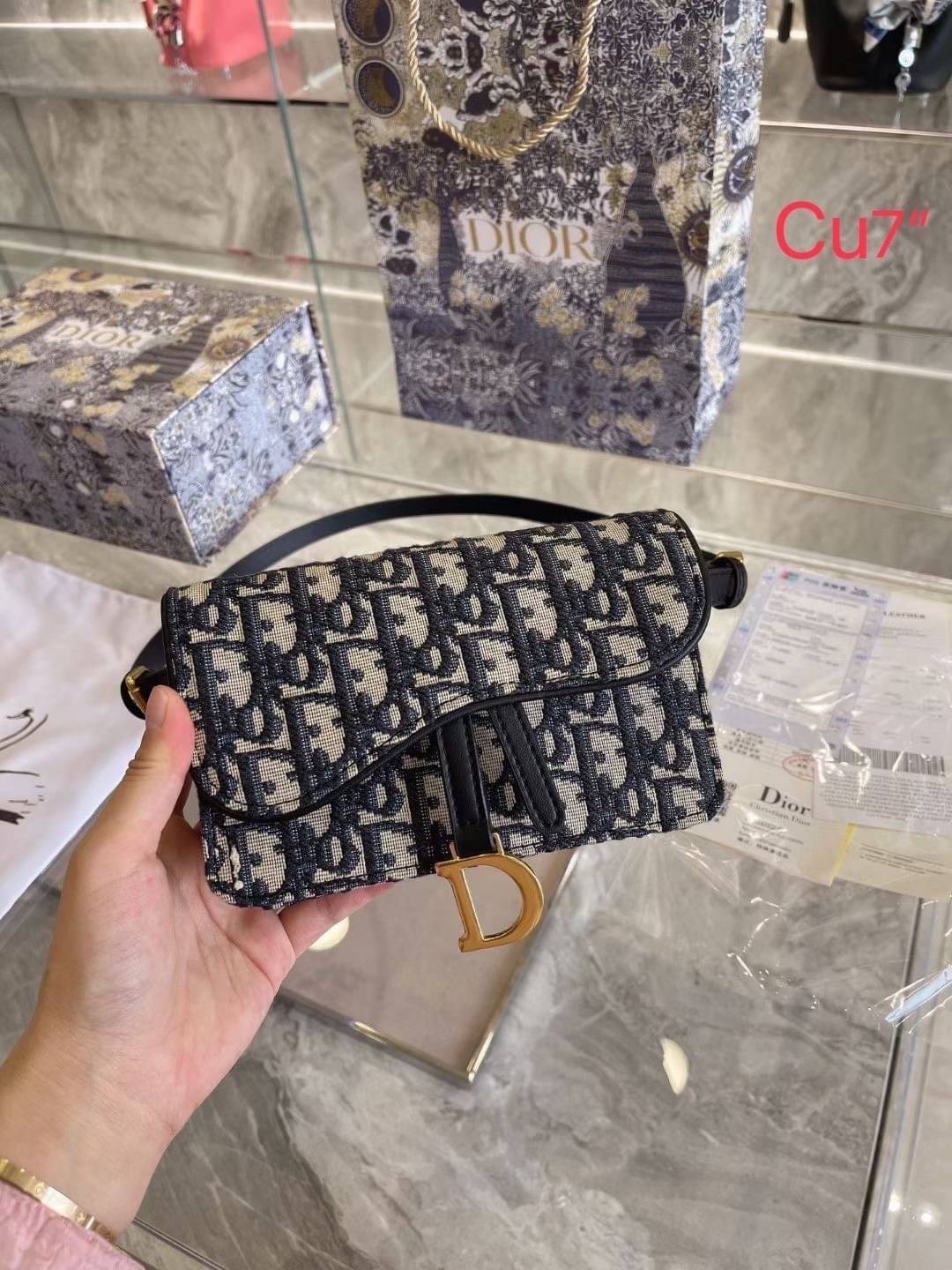 DIOR Small Saddle Pouch Belt with Chain กระเป๋าทรงพอช พร้อมสายสะพายหนังและสายโซ่ ปรับใช้งานได้ทั้งคาดอก/คาดเอว/หรือสะพายไหล่ได้ สายถอดได้ ถือเป็นพอชเก๋ๆ