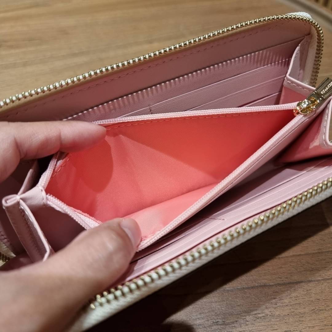 COACH ACCORDION ZIP WALLET IN SIGNATURE CANVAS WITH DAISY BUNDLE / MEADOW PRAIRIE / SPACED WILDFLOWER / DAISY BUNDLE PRINT C0033/F31778/69832 กระเป๋าสตางค์ใบยาว ลวดลายน่ารักน่าใช้มากๆ พื้นเป็นลายซีเอกลักษณ์ วัสดุหนังแคนวาสเคลือบลาย เปิด-ปิดด้วยซิปรอบ ใส่ม