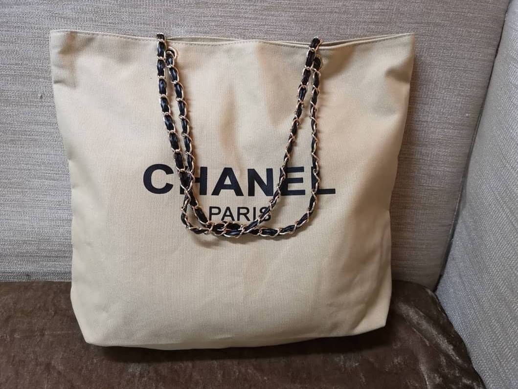 โซ่เงิน Chanel Shopper's Tote กระเป๋าสะพายทรง Tote VIP gift แท้ จาก counter น้ำหอมของ brand วัสดุ canvas เนื้อหนา อะไหล่ปั๊มแบรนด์ ภายในบุผ้าอย่างดี จุได้เยอะ มาพร้อมสายสะพายไหล่ แบบโซ่ต่อหนังสวยหรูค่ะ