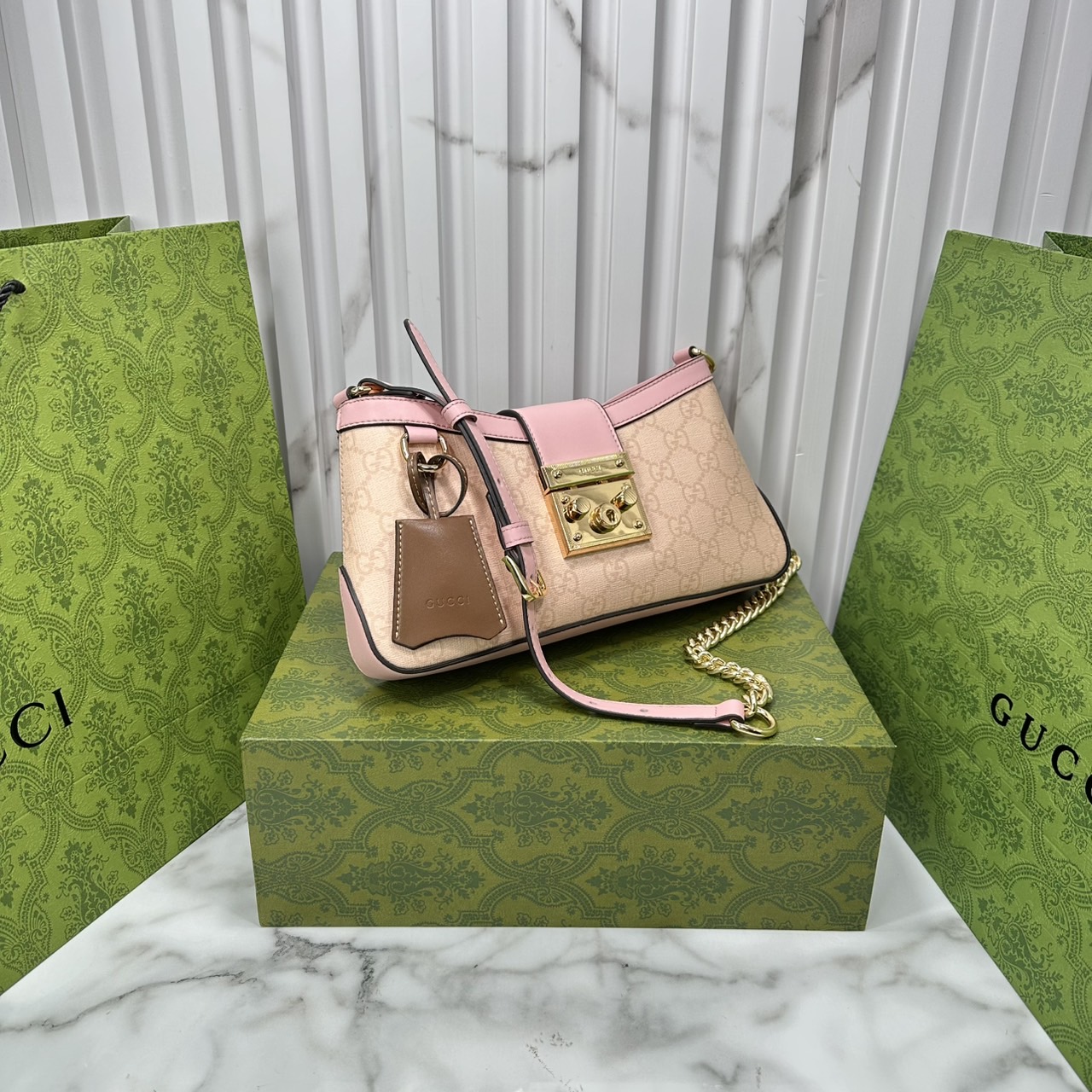 ORI หนังแท้ | GUCCI Padlock Small Shoulder Bag กระเป๋าสะพายทรงสวยวินเทจดีไซน์ไม่ซ้ำใคร หรูล้ำผู้ดี หนังแคนวาสพิมพ์ลายคมชัด ปากกระเป๋ามีแถบหนังคาดและอะไหล่กดล็อค