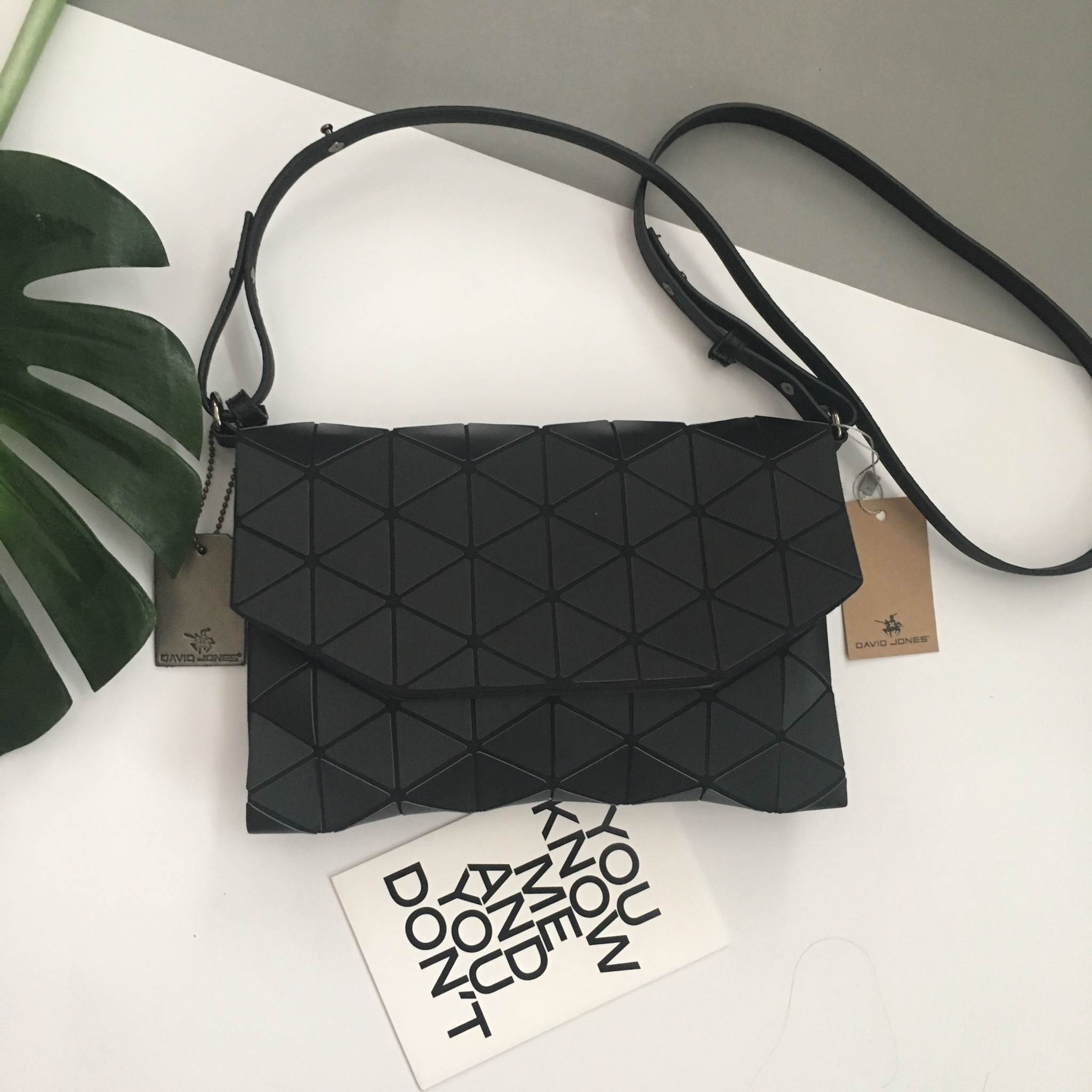 รุ่นใหม่ขายดี !!David jones Clutch bag with strap สี Matte black color 🌼 กระเป๋าสะพาย ปรับเก็บสายถือเป็น clutch bag ได้คะ ขนาดกะทัดรัด ใส่กระเป๋าตังค์ มือถือ iphone 6 plus ได้คะ น้ำหนักเบา เข้ากับชุดได้ง่าย ถือ สะพาย ออกงานParty ได้สบายเลย ใบนี้ Do