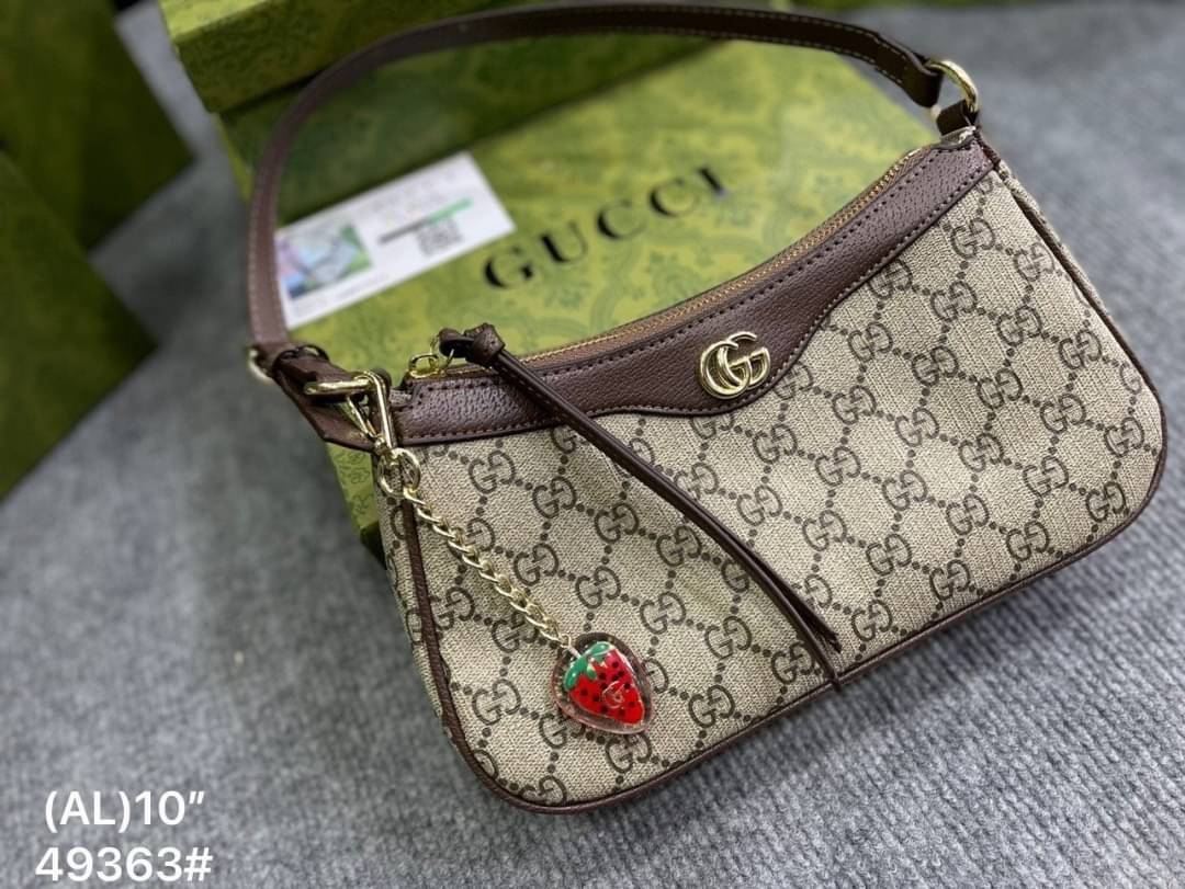 GUCCI Ophidia small shoulder bag strawberry heart keychain กระเป๋าสะพายไหล่ แถมพวกกุญแจรูปหัวใจสตรอเบอรี่สุดน่ารัก แคนวาสพิมพ์ลายโมโนแกรมคมชัด