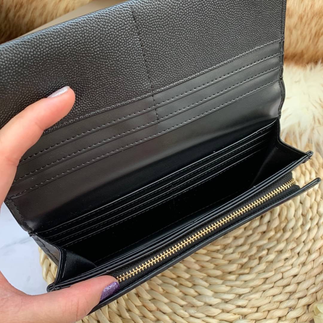 ของแท้ 💯% CHARLES & KEITH METAL TASSEL CLASSIC LONG WALLET กระเป๋าเงินใบยาวรุ่นพู่ยอดฮิต!! หนังพิมพ์ลายคาร์เวียร์ใช้ทน ด้านหลังมีช่องใส่บัตร/แบงค์ได้