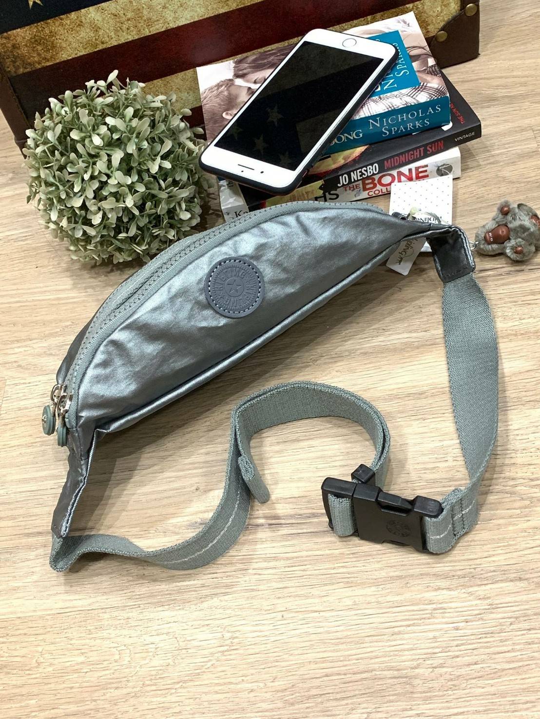 5สี Kipling WHISPER Basic Fanny Pack รุ่นใหม่ล่าสุดกับกระเป๋าทรงคาดอกหรือคาดเอวสุดชิค วัสดุpolyester100% น้ำหนักเบา มีช่องซิปใช้งานหลัก2ช่อง ใส่กระเป๋าสตางค์ทรงยาวได้ ขนาดกำลังดี สายสะพายปรับความยาวได้ฟรีไซส์ ประดับพวงกุญแจลิงน่ารัก สามารถถอดออกได้ มีรูปแ