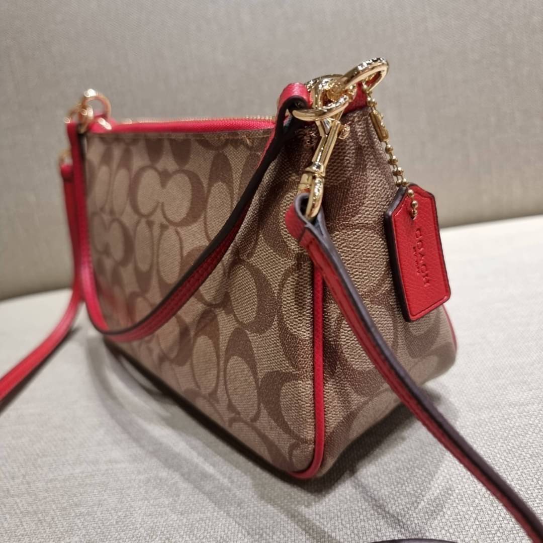COACH 36674 TOP HANDLE POUCH IN SIGNATURE JACQUARD กระเป๋าทรงพอช ยอดฮิต ยกขึ้นแท่น ด้วยดีไซน์ที่ออกมาให้ใช้งานได้ง่าย ขนาดกำลังเหมาะ วัสดุหนังแคนวาสทนทาน ดีไปหมดขนาดนี้!! คุณลูกค้าถึงสั่งกันรัวๆจริงๆ ภายในโล่งกว้าง ใส่โทรศัพท์ได้ทุกรุ่น มาพร้อมสายคล้องแขน
