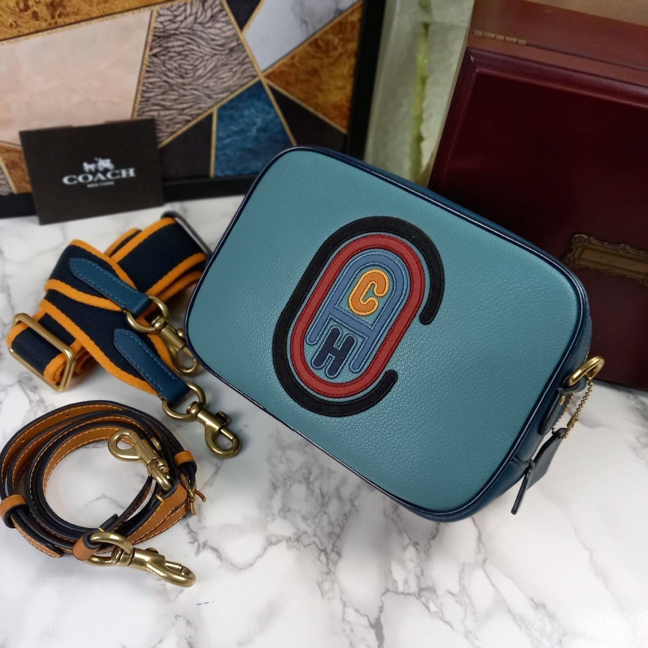 OUTLET 】COACH Camera Bag In Colorblock With Coach Patch (COACH F79278) 🍁หายากมากๆแล้วรุ่นนี้**จะถือ หรือสะพาย ได้ตามใจสั่ง //วัสดุหนังแท้เต็มใบ คุณภาพหนังดีมากๆ ปักโลโกตัวC ด้านหน้า ดูดีแบบไม่ซ้ำใคร //มาพร้อมสายสะพาย 2 สาย >>สายหนัง และสายสป