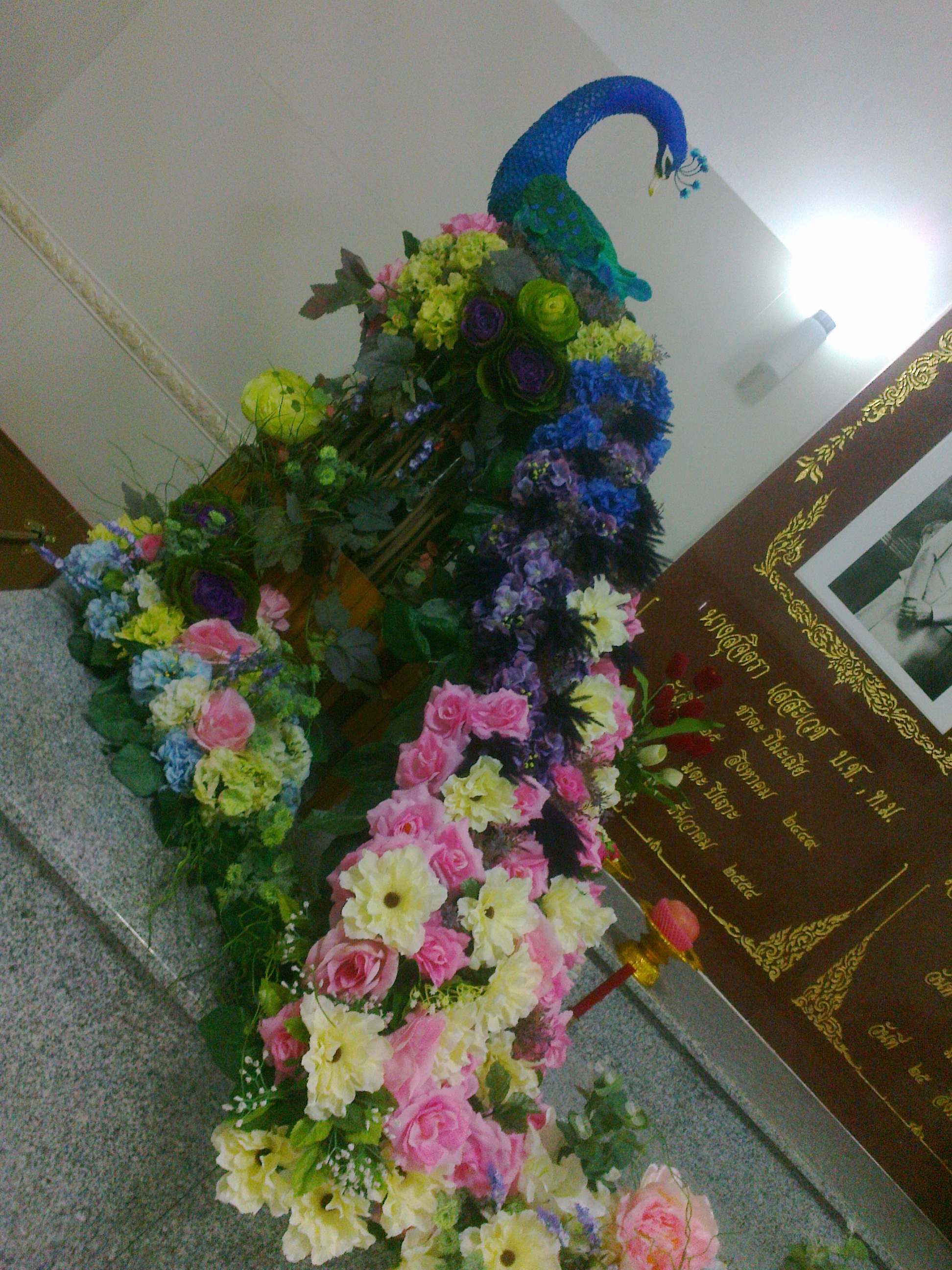 นกยูงประดับดอกไม้ประดิษฐ์