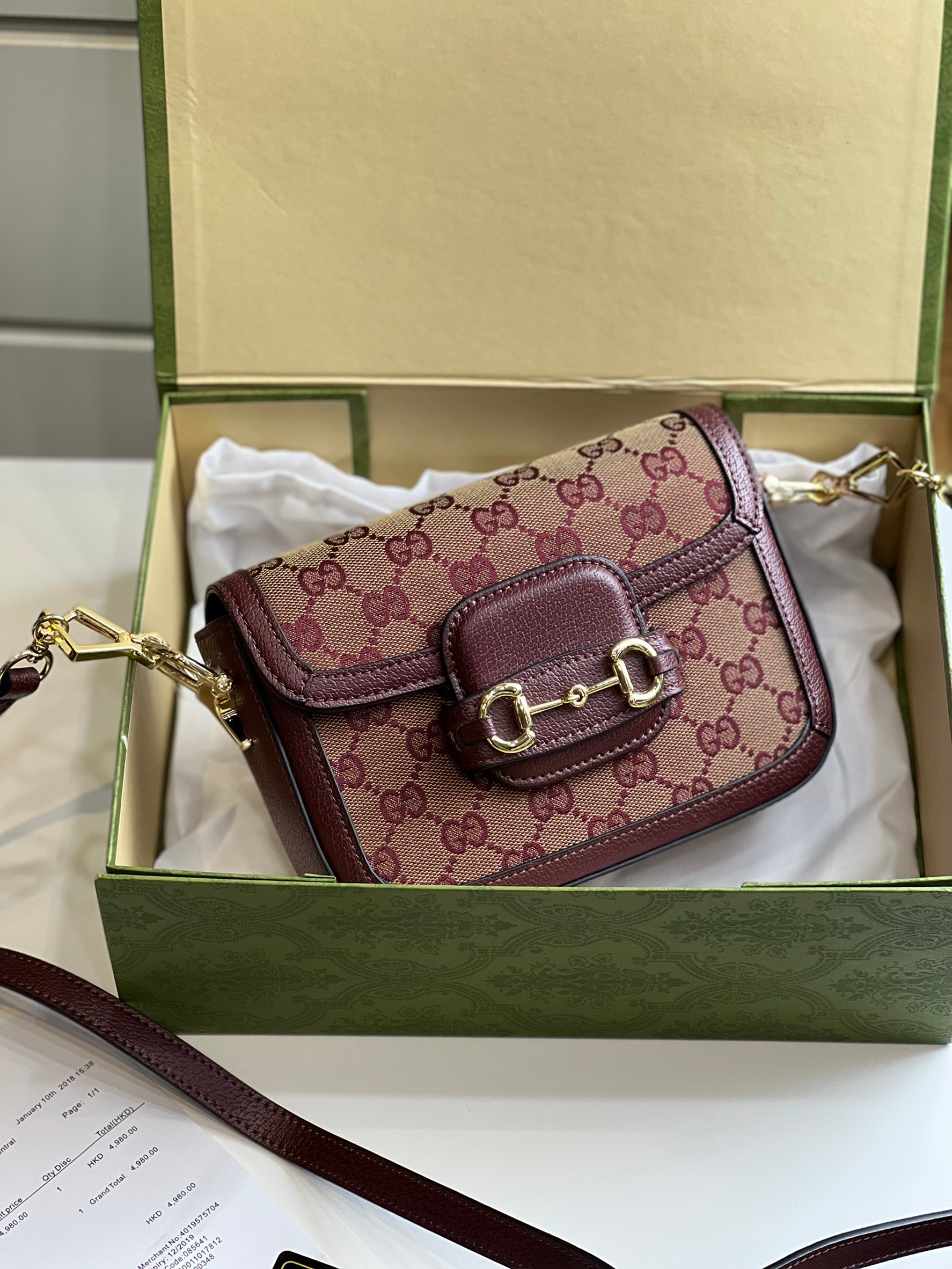 หนังแท้ GUCCI Horsebit 1955 mini bag GG Supreme canvas สีใหม่สวยมากกกก มีมาน้อยน้า สาวๆ ชอบรีบจัดเลยค่าา ที่สุดของรุ่นที่ฮอตหนักมาก คอลเลคชั่นที่ยอดขายดีตั้งแต่วันแรกที่ลง shop ด้วยรูปทรงที่กะทัดรัด ตอบโจทย์ได้ทุกลุค ทุกไลฟ์สไตล์ ใช้งานได้ง่ายคล่องตัว เรี