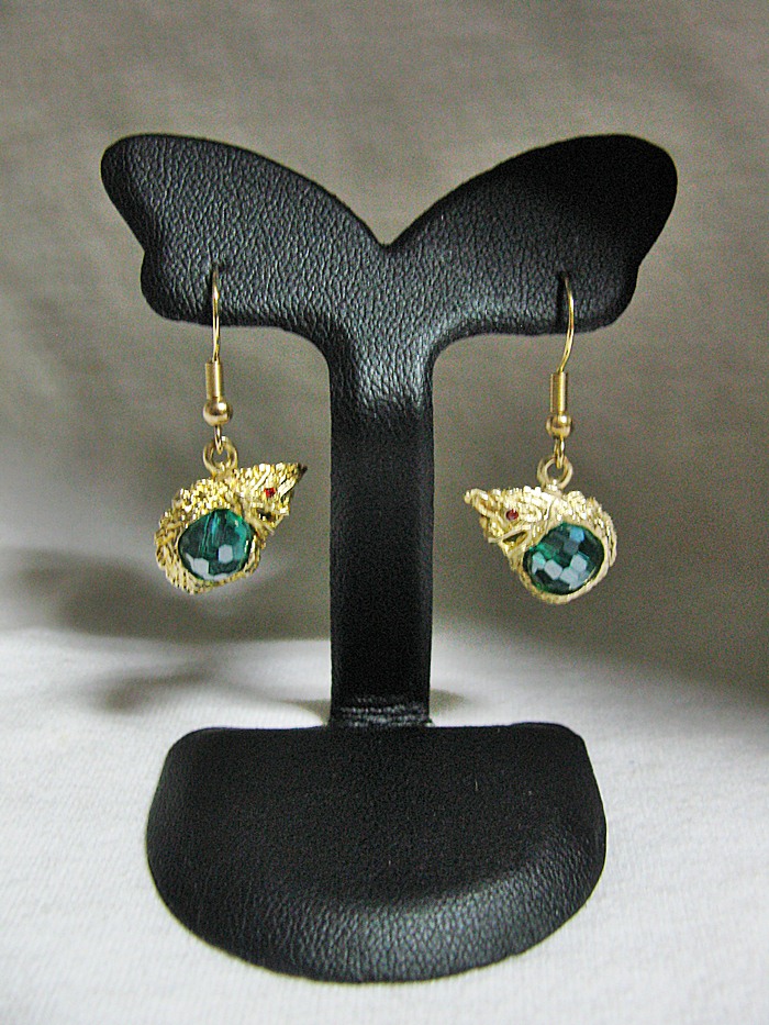 สินค้าหมดค่ะ ต่างหูพญานาคอุ้มลูกแก้วสีเขียวเข้ม(พฤษภาคม)พร้อมใบคาถาค่ะ