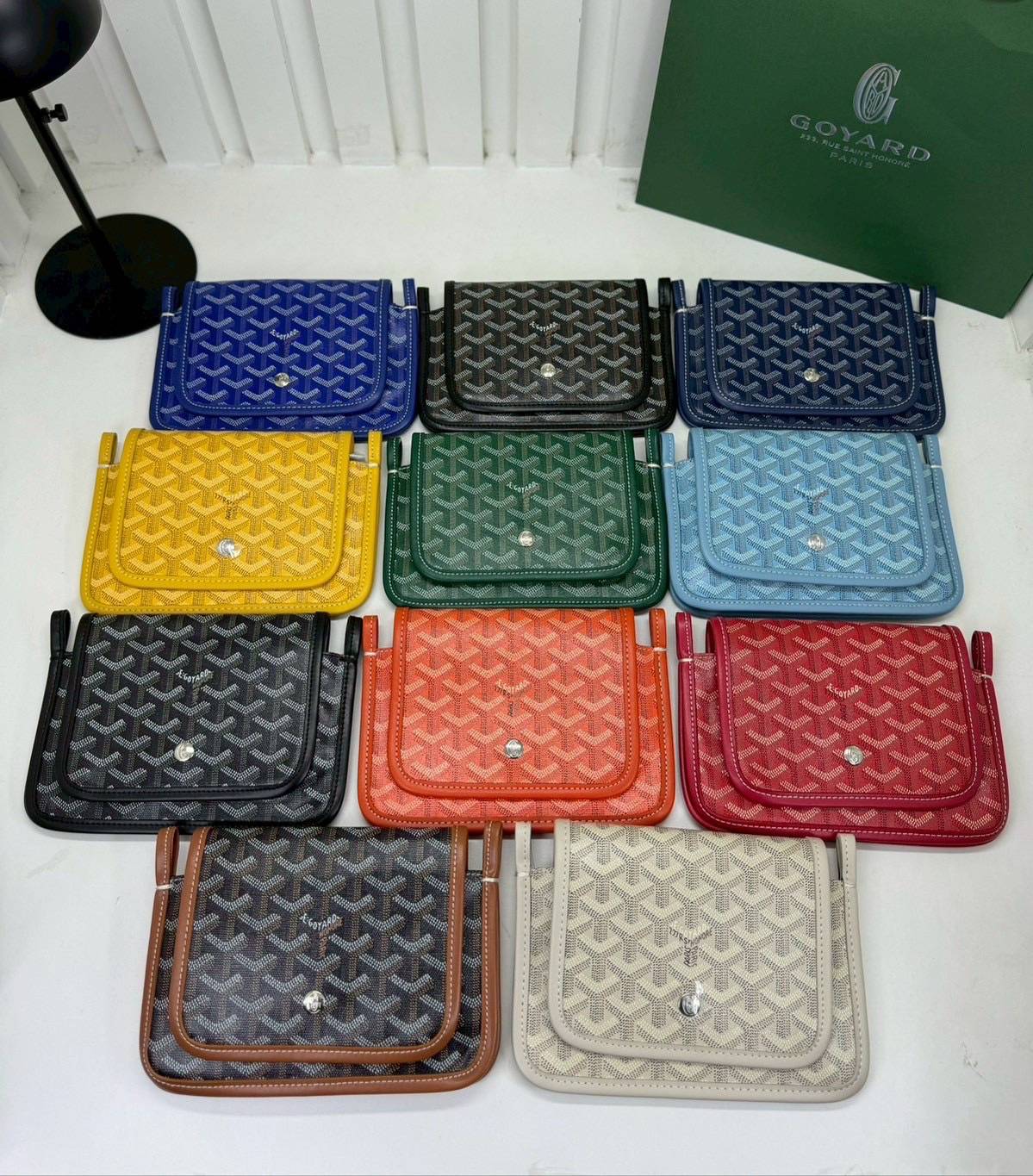 10 สี ORI หนังแท้ | GOYARD Plumet pouch-wallet กระเป๋าสะพายใบเล็กกะทัดรัด ดีไซน์กระเป๋าสตางค์ Plumet ดีไซน์มาพร้อมช่องใส่เหรียญ ธนบัตร และบัตรต่างๆ สามารถสะพายไหล่เป็นกระเป๋าสะพายข้างได้เหมือนกระเป๋าใบเล็ก