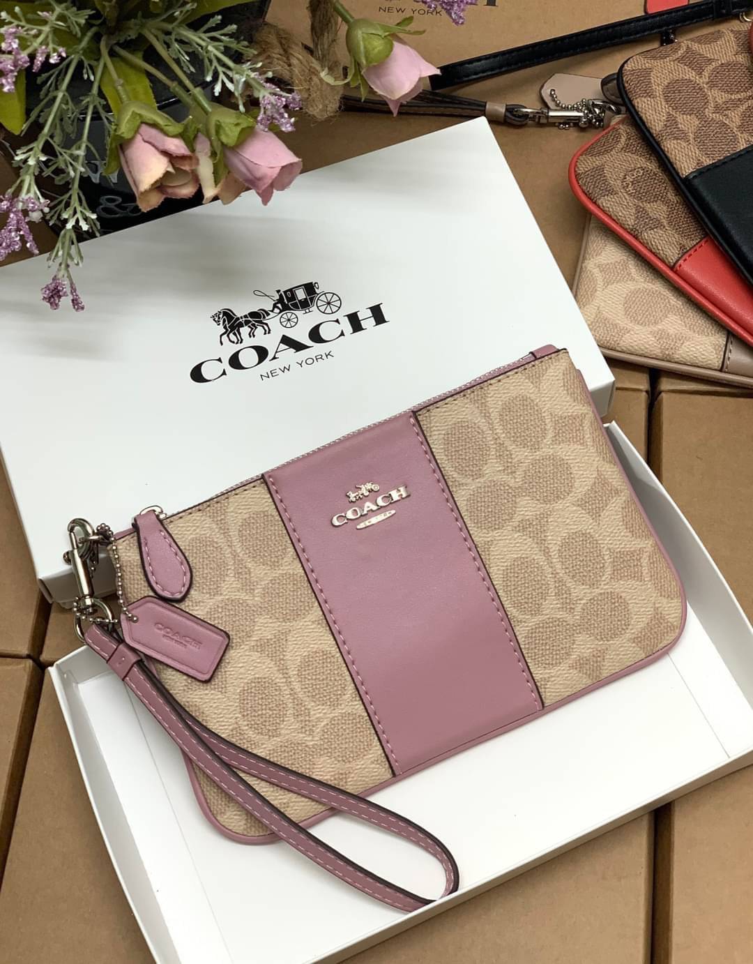 ORI COACH SMALL WRISTLET IN COLORBLOCK SIGNATURE ((32445)) ✔️กระเป๋าคล้องมือ วัสดหนัง pvc อย่างดี ลายซิกเนเจอร์ ตัดขอบสีตรงกลางสวยงามมากๆค่ะ