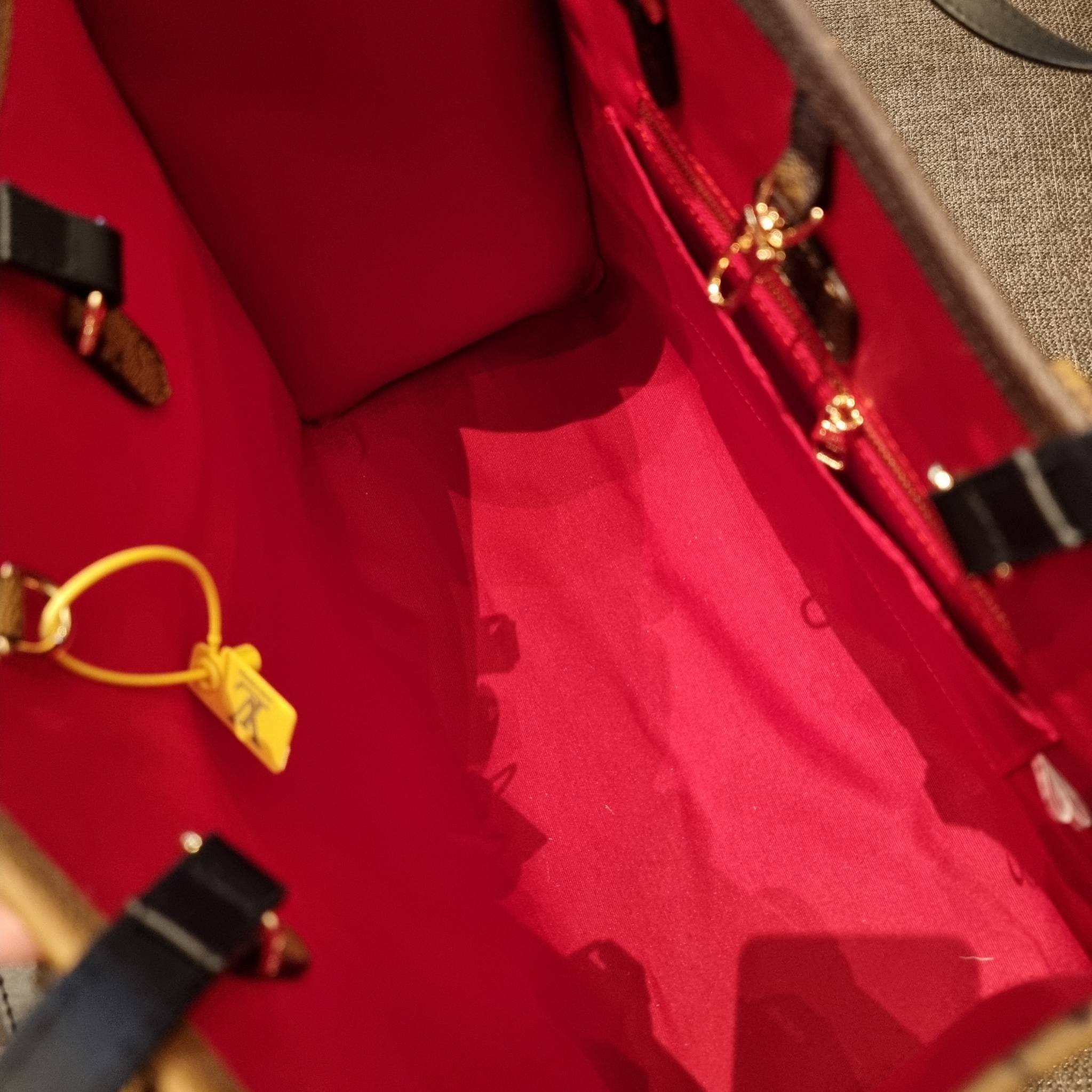 LV crossbody tote bag 10" 16" สเปเชี่ยล gift box set ในราคาที่แสนดี น่าคบหา!! สุดคุ้มและสวยที่สุดยันกล่อง!! ได้ไปยังไงต้องร้องว้าว!! กระเป๋าทรงโท้ทที่สาวๆตามหา ดีไซน์คลาสสิค ผู้ดี หรูหรา โทนสีใช้งานง่าย ได้ทุกลุค ทุกสไตล์ วัสดุหนังแคนวาสคุณภาพ ม