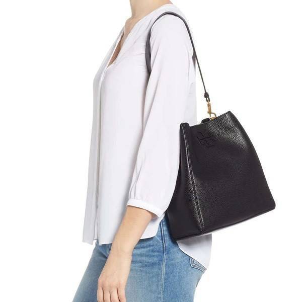 ของแท้ 💯% Tory Burch Mcgraw Hobo Bag TORY BURCH MCGRAW HOBO BAG รุ่น 51063 กระเป๋าสะพายไหล่ สะพายได้ 2 ทรง ทรงสวยไม่ตกเทรน ผลิตจากหนังแท้ หนังลูกวัว หนังนุ่ม หนังหอม น้ำหนักเบามากกก!! นิ่มสวยมากๆ