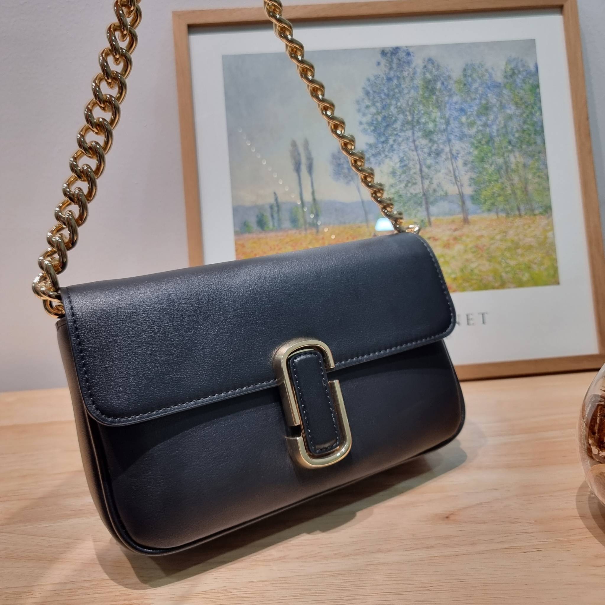 MARC JACOBS THE J MARC SHOULDER BAG คอลเลคชั่นใหม่ล่าสุด สวยฟาดกว่าใคร ใบไหนๆก็ต้องหลีก กับกระเป๋าสะพายไหล่สุดหรู รูปทรงใช้งานง่าย ดีไซน์เรียบ แต่แฝงไปด้วยความผู้ดี ดูแพง