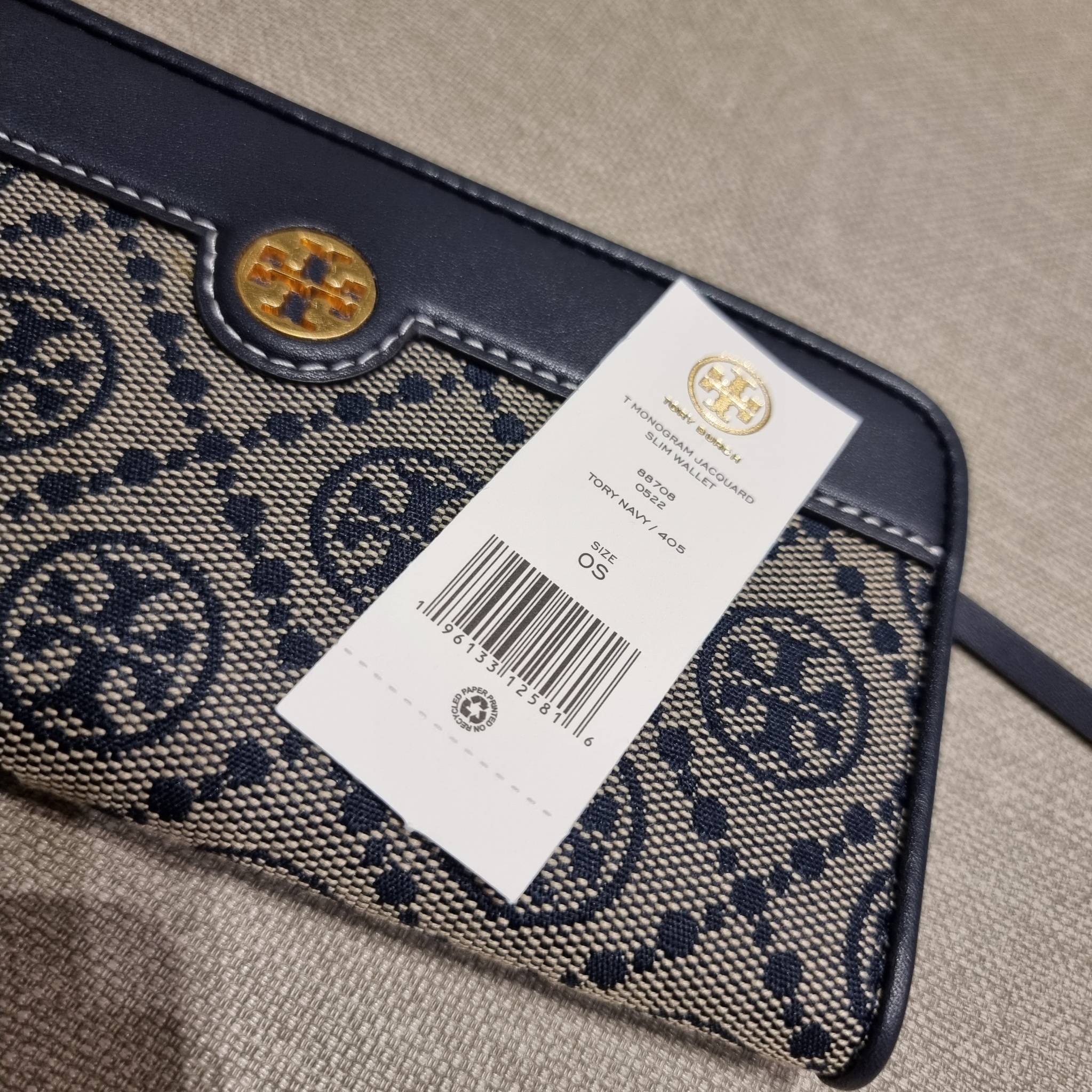 TORY BURCH T MONOGRAM JACQUARD SLIM WALLET ของดีมีให้ที่นี่แบบจัดเต็ม กระเป๋าสตางค์ใบยาว รุ่นสลิม สวยหรู ขนาดกำลังเหมาะมือ ถือแล้วขับผิว วัสดุผ้า jacquard ตัดสลับหนังแท้ ภายในสวยคมม้าก!! มีช่องใส่บัตรได้แบบเน้นๆ และช่องใส่ธนบัตรได้ ด้านหลังมีช่องซิปอีกหนึ