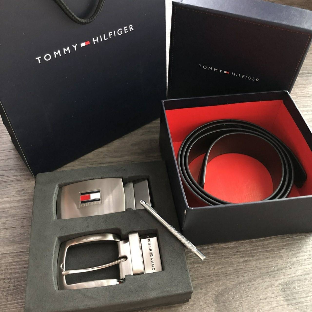 TOMMY HILFIGER Belt and Buckle Set เซตสุดคุ้ม!! เข็มขัด + หัวเข็มขัด 2 ชิ้น จะะมอบเป็นของขวัญหรือใช้เองก็แนะนำเลยค่าา อุปกรณ์ : มาพร้อมที่เจาะรูเข็มขัด + กล่องแบรนด์ + ถุงกระดาษแบรนด์