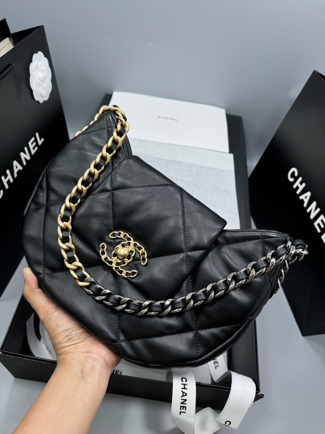 CHANEL 19 Hobo Bag Black Mixed Metal Hardware กระเป๋าสะพายหนังแท้ เกรดออริ ท็อป สลับแท้ 1:1 ผ่านทุก ตม ใช้งานต่างประเทศได้