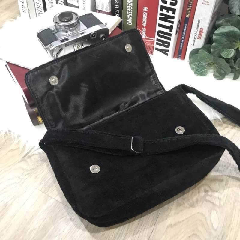 Chanel Beaute Crossbody Bag กระเป๋าสะพาย VIP. GIFT ของแท้ จาก Chanel Cosmetic วัสดุขนวูฟสีดำหนานุ่ม ตัดโลโก้แบรนด์หนังแก้วอสวยโดดเด่น น้ำหนักเบา เปิดปิดด้วยฝาปิดกระดุมแม่เหล็ก ใบใหญ่กำลังดี ใส่ iPad, กระเป๋าสตางค์ใบยาว, และของจุกจิกได้เยอะ มาพร้อมสายยาวเล