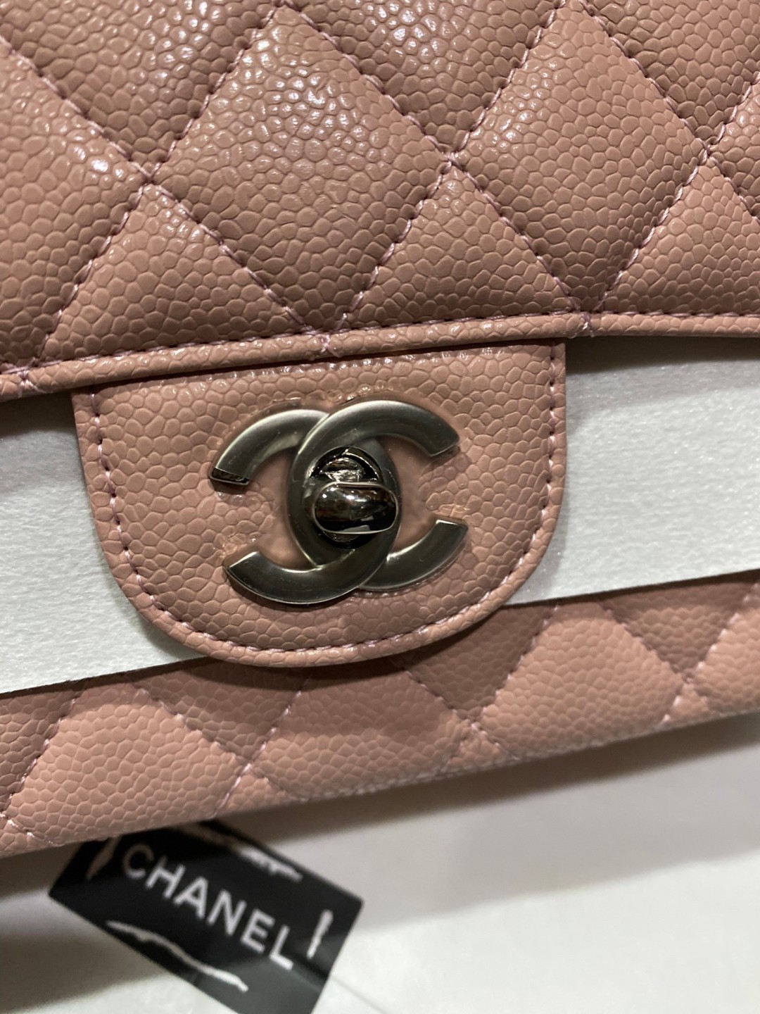 CHANEL Classic Medium Flap Bag กระเป๋าสะพายคลาสสิกรุ่นยอดนิยมตลอดกาล ดีไซน์เรียบหรูหราขับผิว งานหนังแท้สวยมาก มีอะไหล่เงินและทอง สุดยอดเดอะเบสท์ไอเท็ม