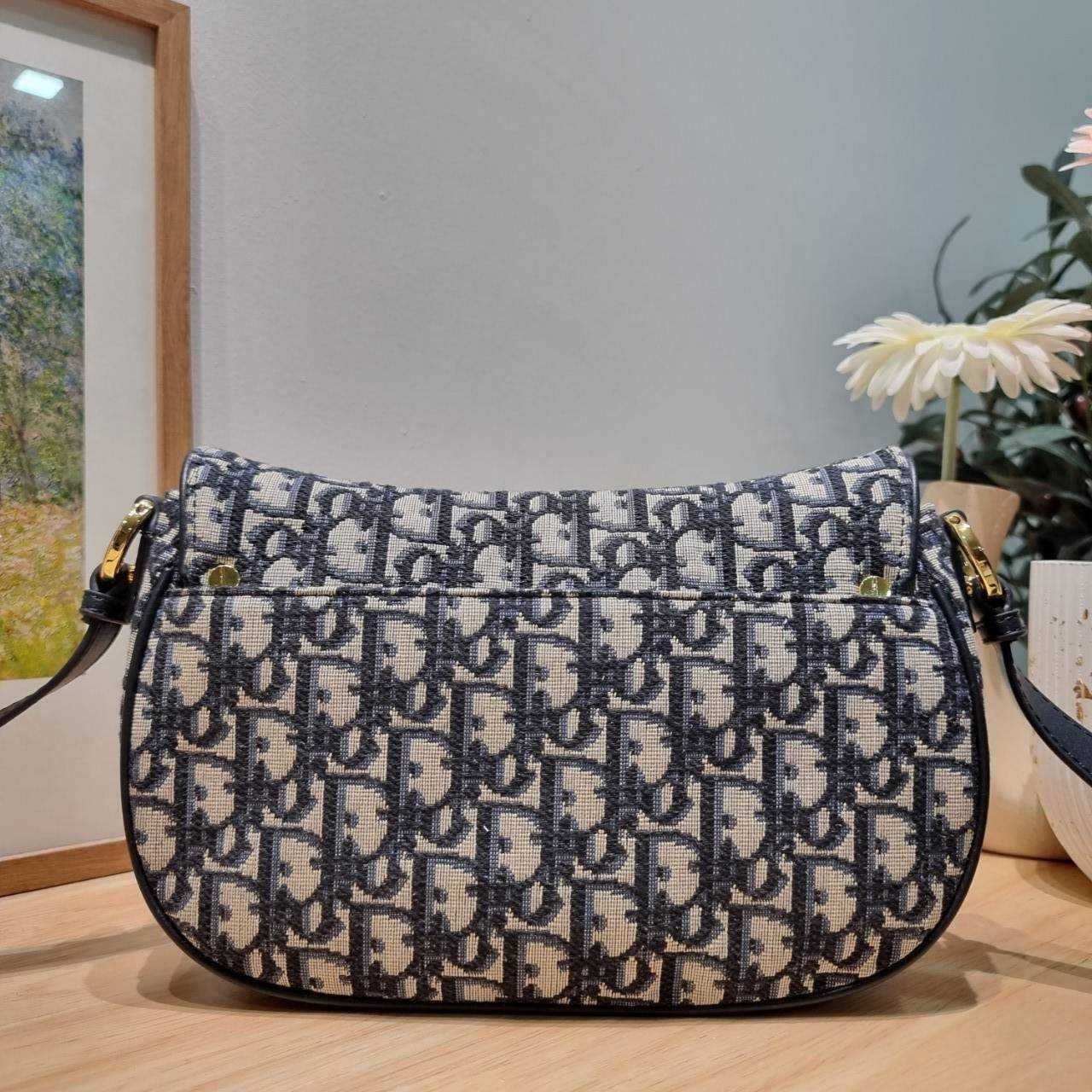 Small CD Besace Bag Blue Dior Oblique กระเป๋าสะพายทรงสวย ดีไซน์โลโก้โดดเด่นและหรูหรา