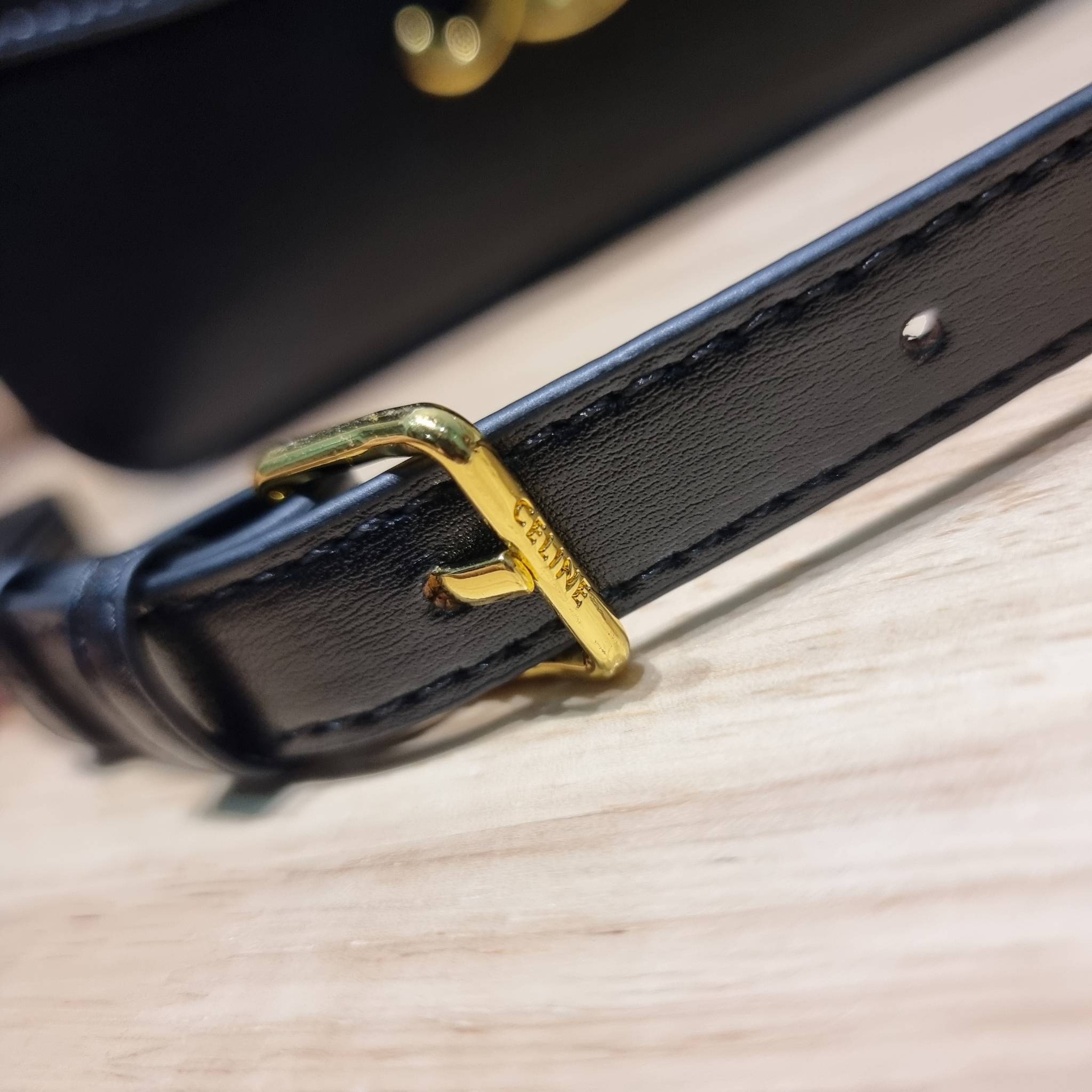 CELINE CLASSIQUE TRIOMPHE BAG IN SHINY CALFSKIN ไอเท็มสุดคลาสสิค ที่ขาดไม่ได้ กระเป๋าสะพายทรงสวยคลาสสิค แฝงความผู้ดี ที่ใช้ได้ทั้งชายหญิง วัสดุหนังคุณภาพดี